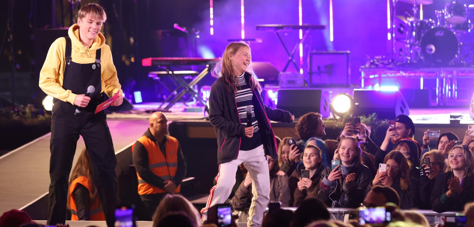 童貝里（右）與夥伴馬格努森在台上又唱又跳，氣氛超嗨。（翻攝WELT網站）