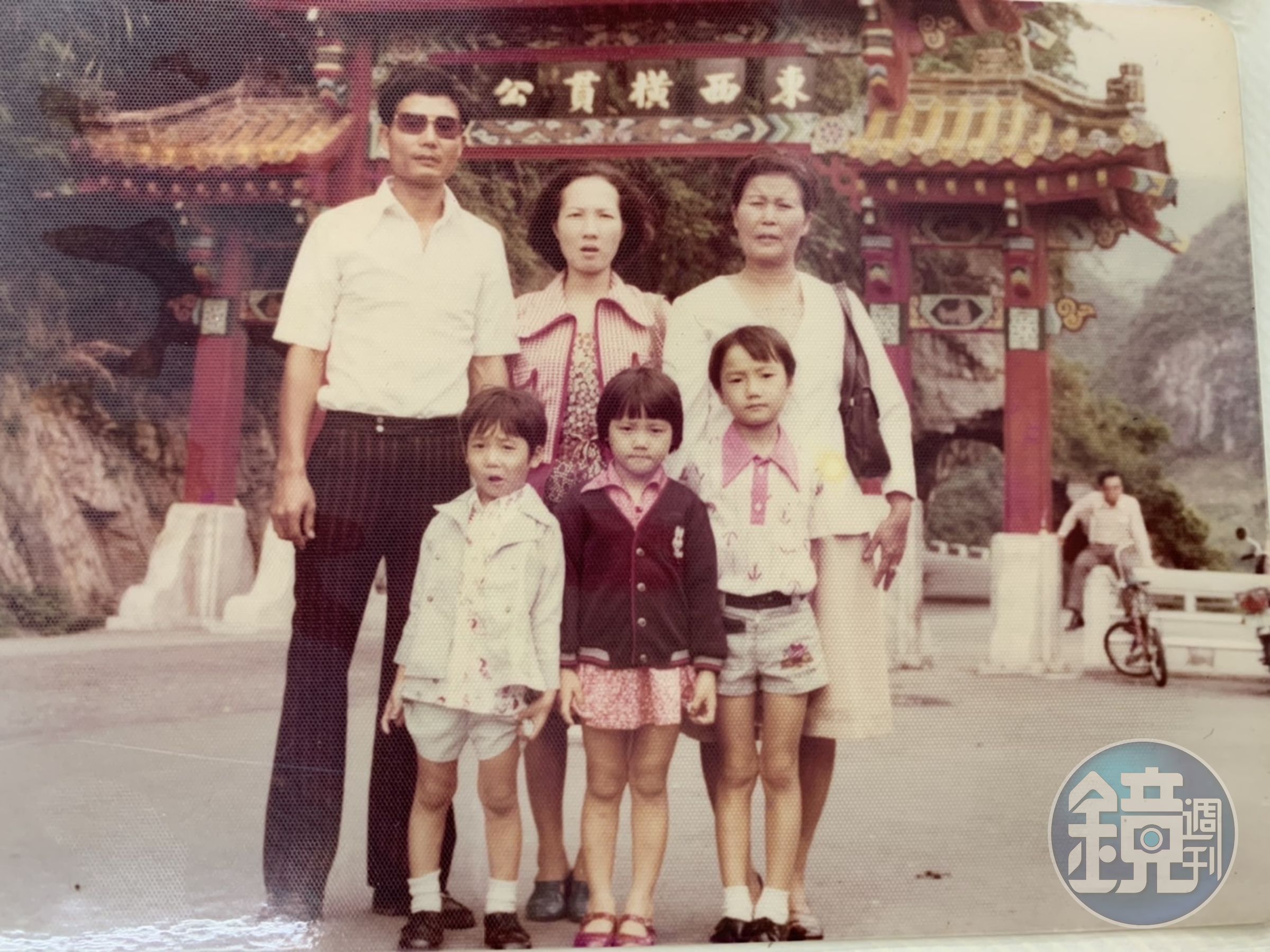 林建燁小學一年級時，父親林百鴻（後排左1）因為將支票借給親戚開票被跳票，家中瞬間負債400多萬元。（林建燁提供）