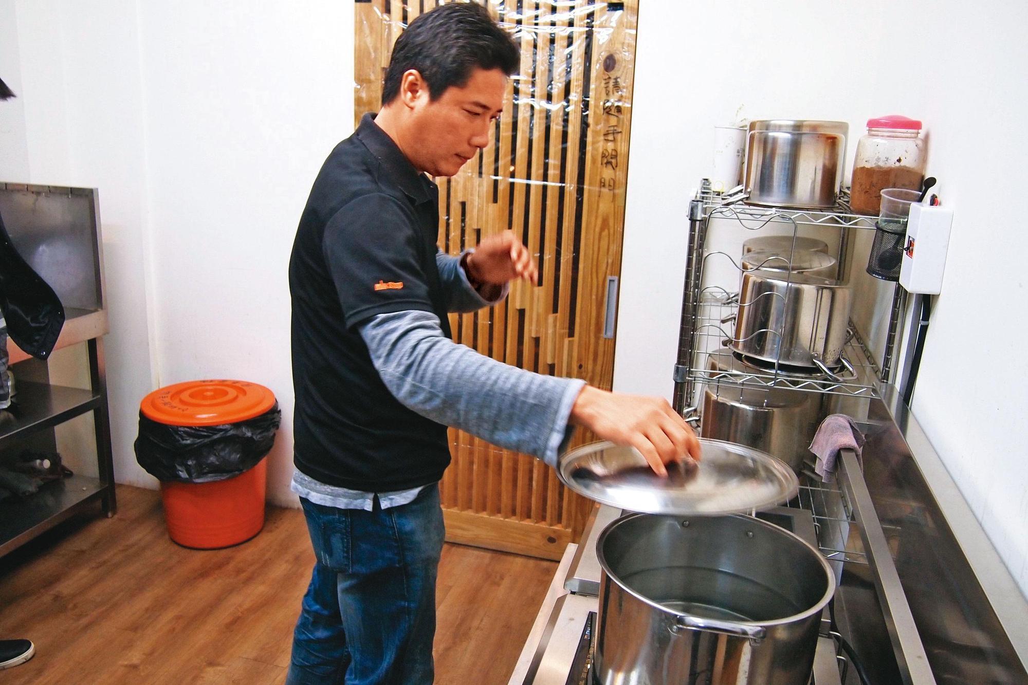 參與迷客夏飲料研發的林建燁，喜歡待在後場煮茶。（林建燁提供）