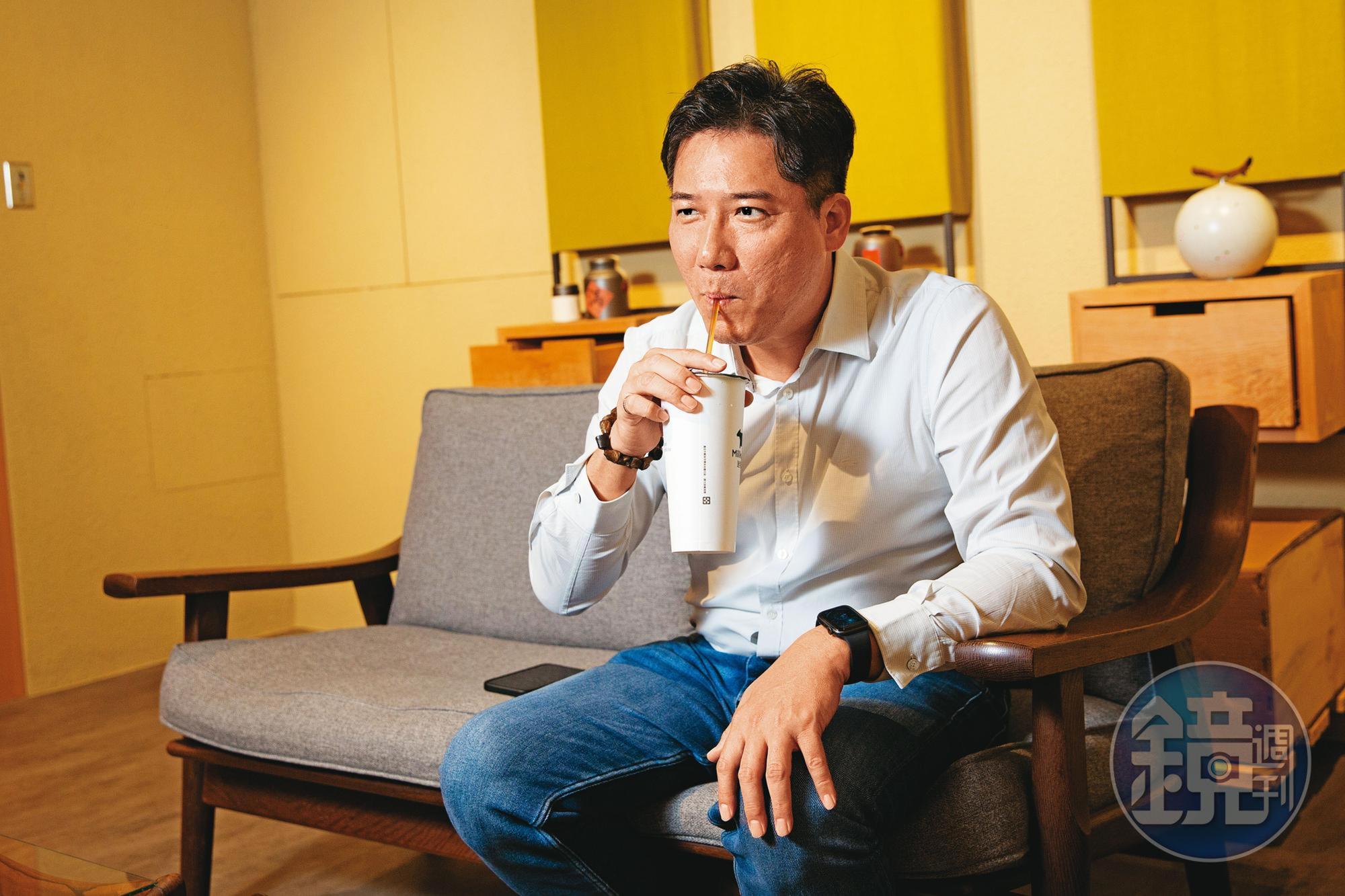 1天要喝至少3杯自家茶飲的林建燁認為，賣手搖飲得做自己敢喝的飲料。
