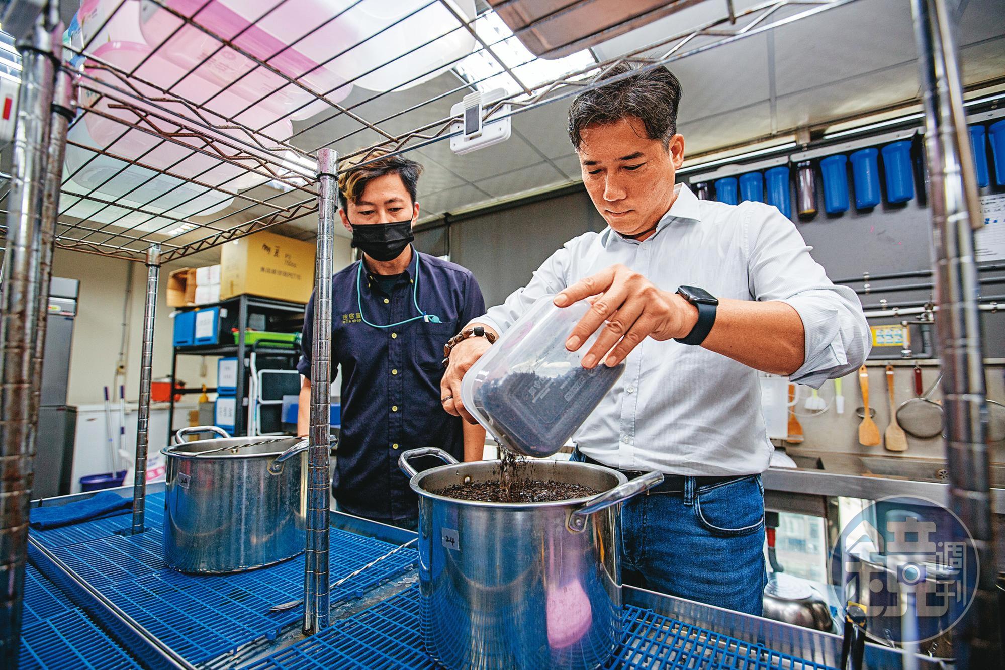 林建燁（右）親自示範迷客夏員工必學的「攪水」，在煮茶時讓茶葉吃水更均勻。