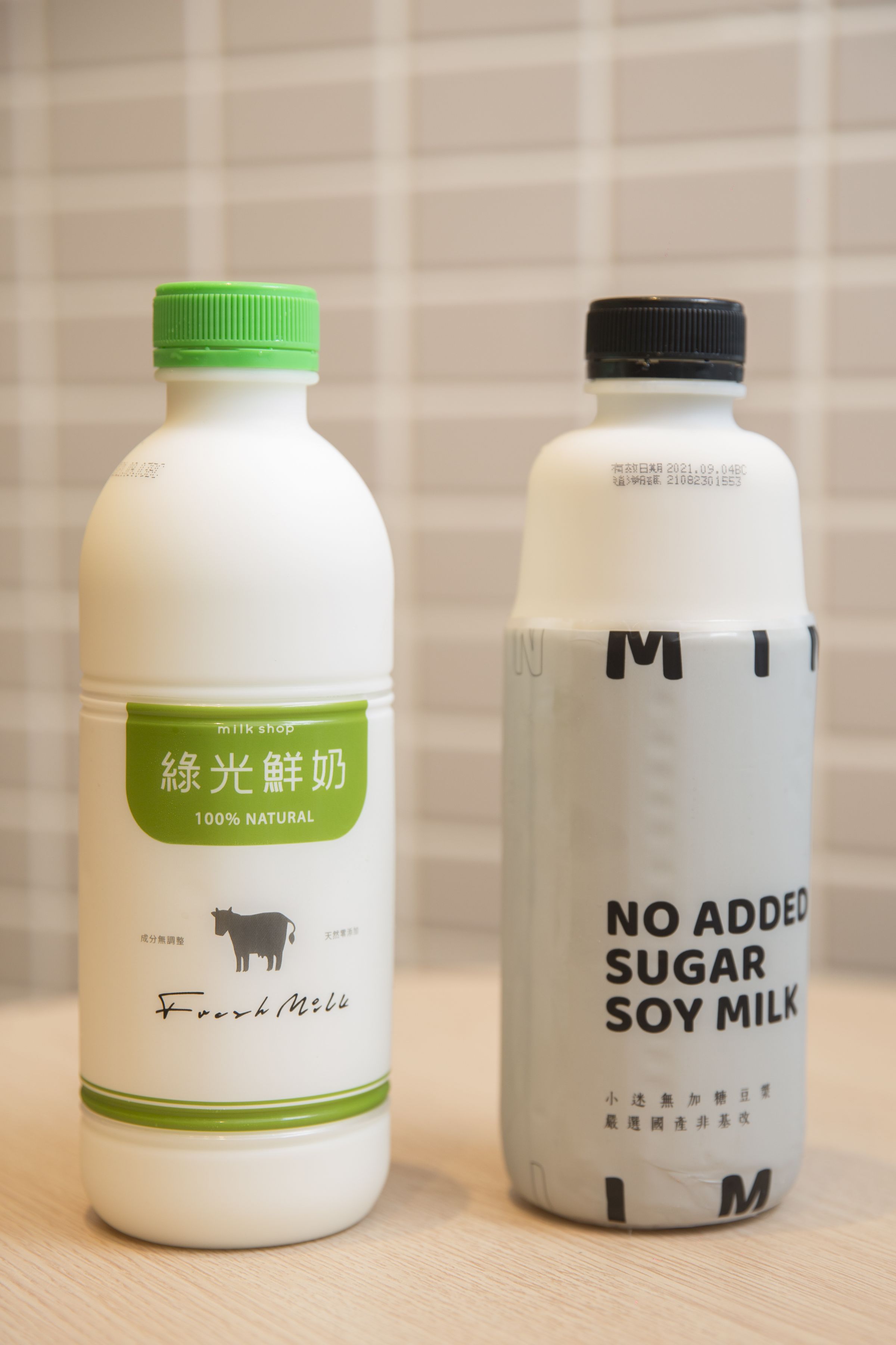 迷客夏門市販售牧場直送的鮮奶及新研發的無糖豆漿。左為綠光鮮奶小資瓶（90元／瓶），右為小迷無加糖豆漿（89元／瓶）。