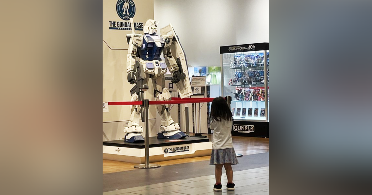 日本有位3歲小女孩,經過購物中心的大型鋼彈模型時,突然停下腳步雙手合十膜拜,就像到神社寺廟看到神像的反應,照片在推特爆紅。(翻攝自推特@ YuukiRay)