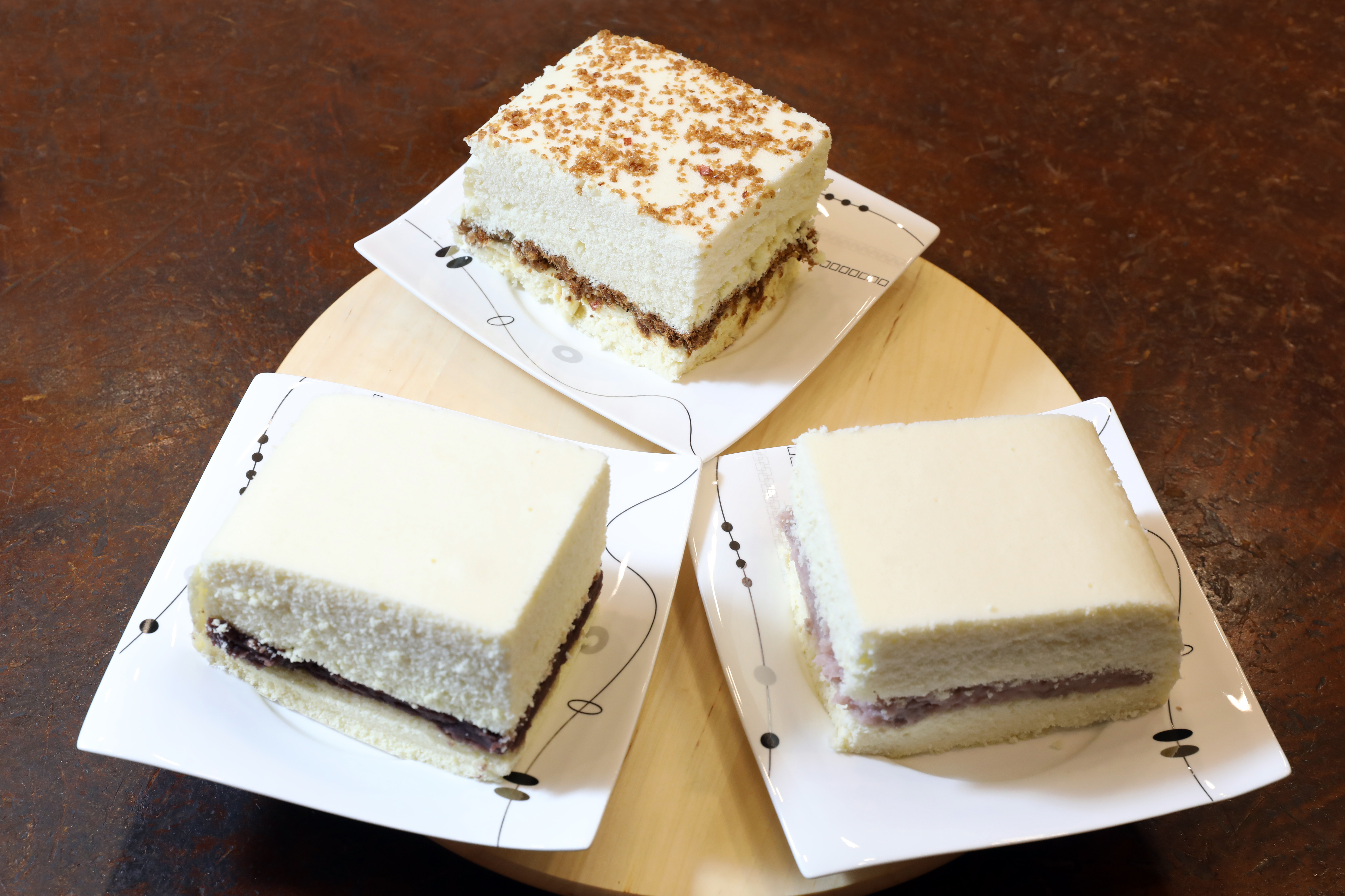 秤斤、現切現賣的水蒸蛋糕，口感綿密。