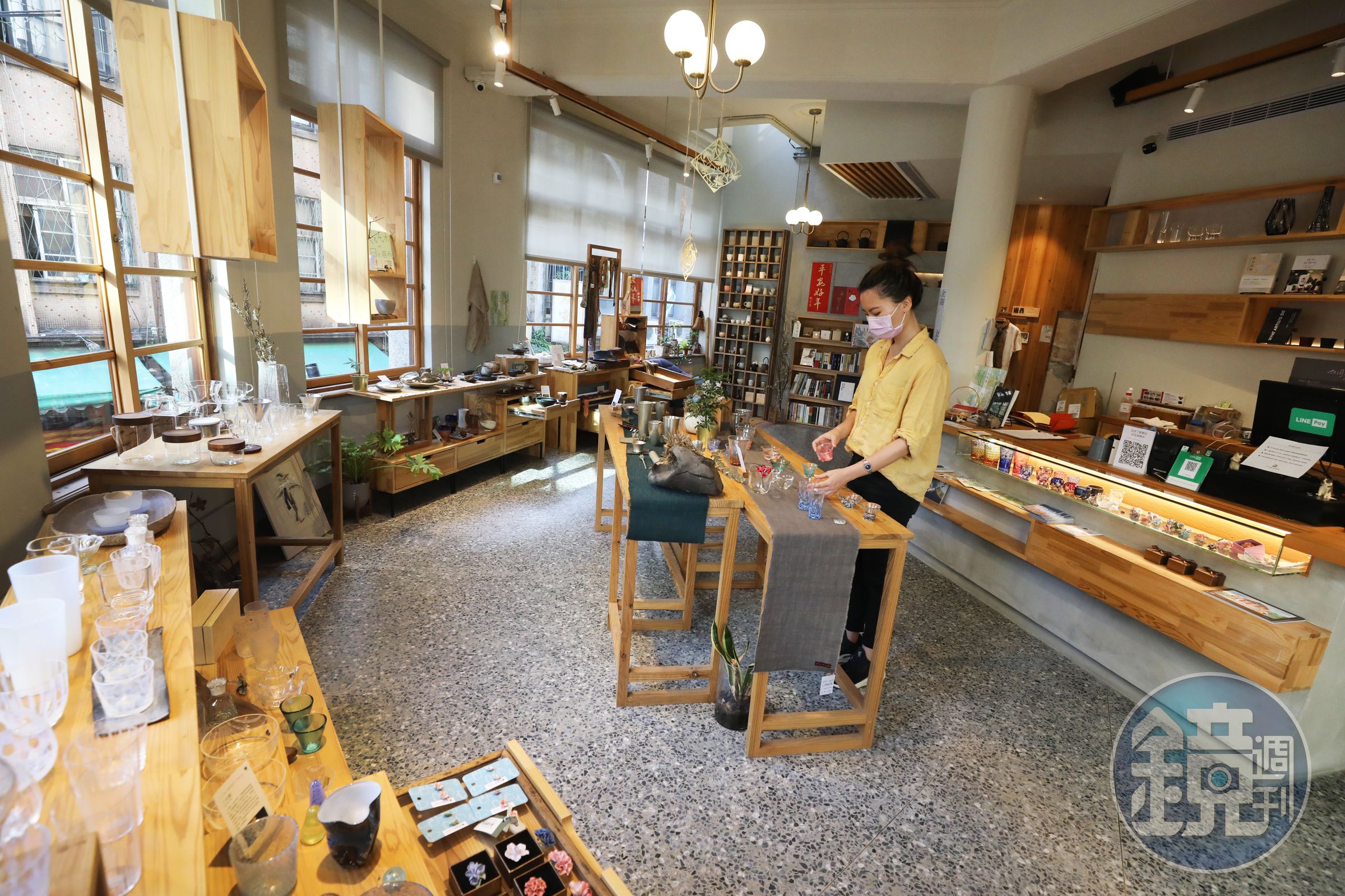2樓展售新竹在地及海內外藝術家作品。