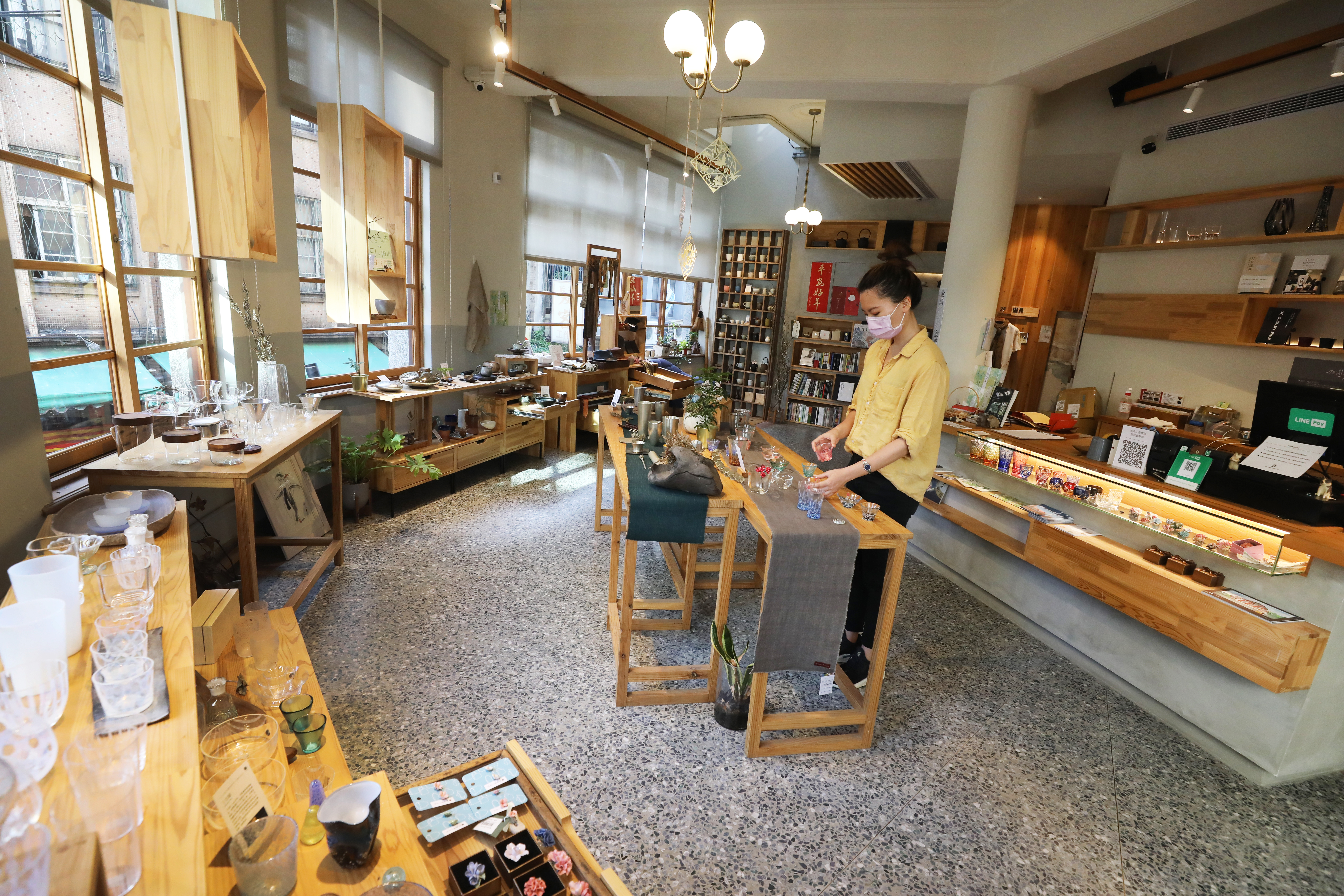 2樓展售新竹在地及海內外藝術家作品。