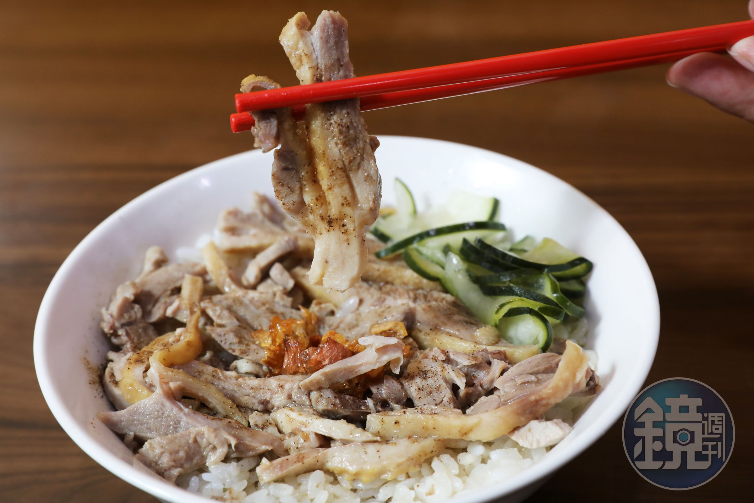 煙燻鴨肉配上鴨油拌飯，絕對一口接一口。