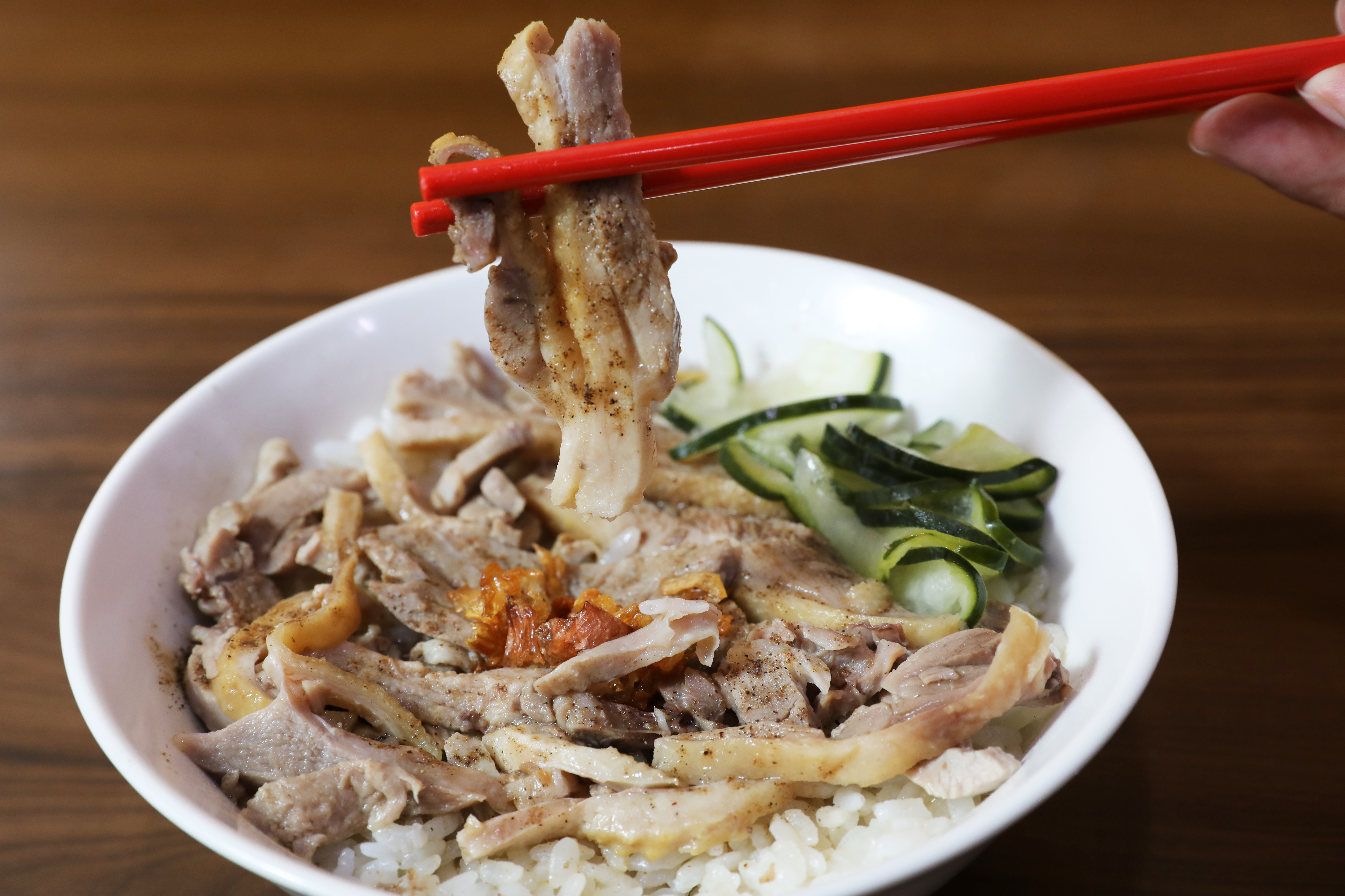 煙燻鴨肉配上鴨油拌飯，絕對一口接一口。