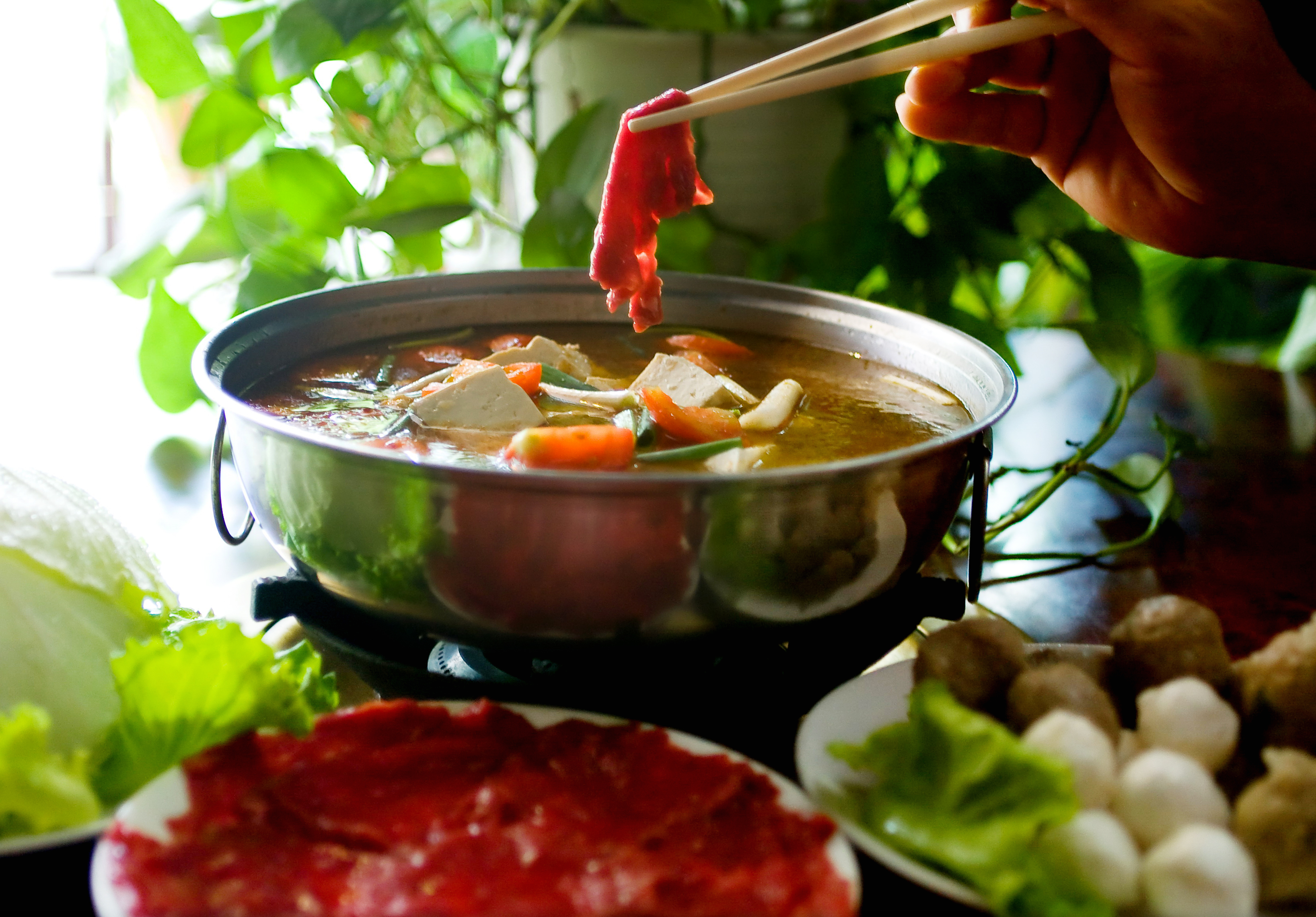 「西市汕頭館」的肉片是採用當天現宰溫體牛肉。（西市汕頭館提供）