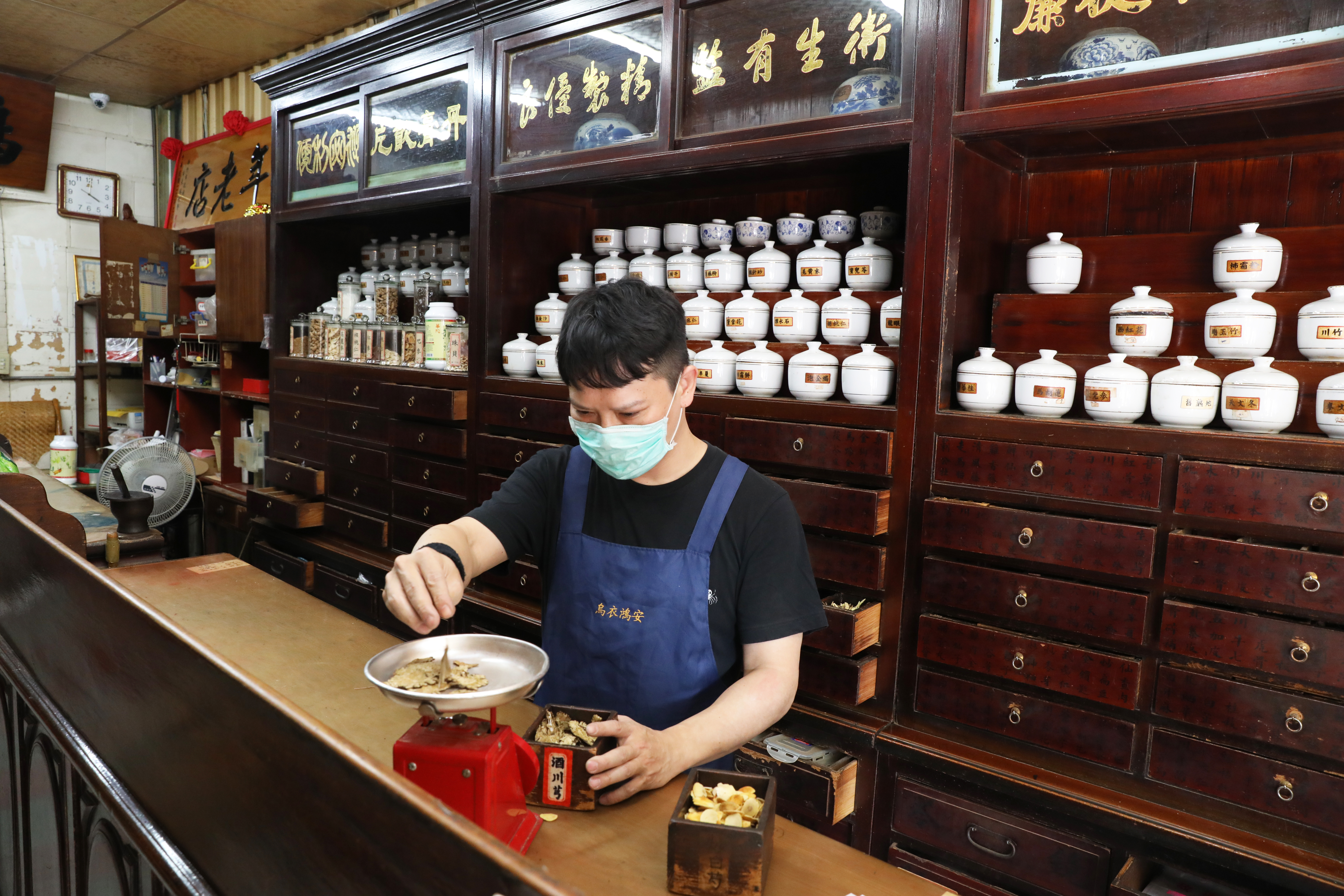 「鴻安堂藥房」在北門街轉角開店超過百年。
