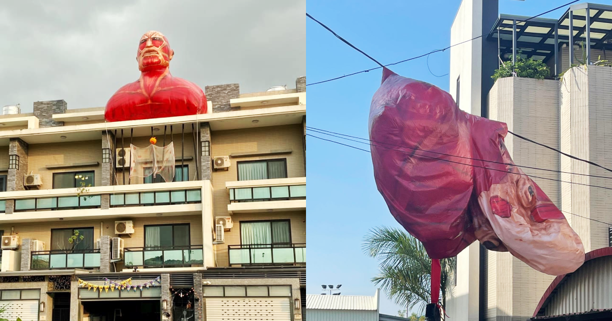 台南新營有家民宅屋頂放置超大型巨人人偶,在網路上爆紅成為朝聖熱點,曝光隔天卻被目擊慘遭吹落掛在附近電線上。(圖片翻攝臉書社團《爆廢公社二館》/《我是新營人》)