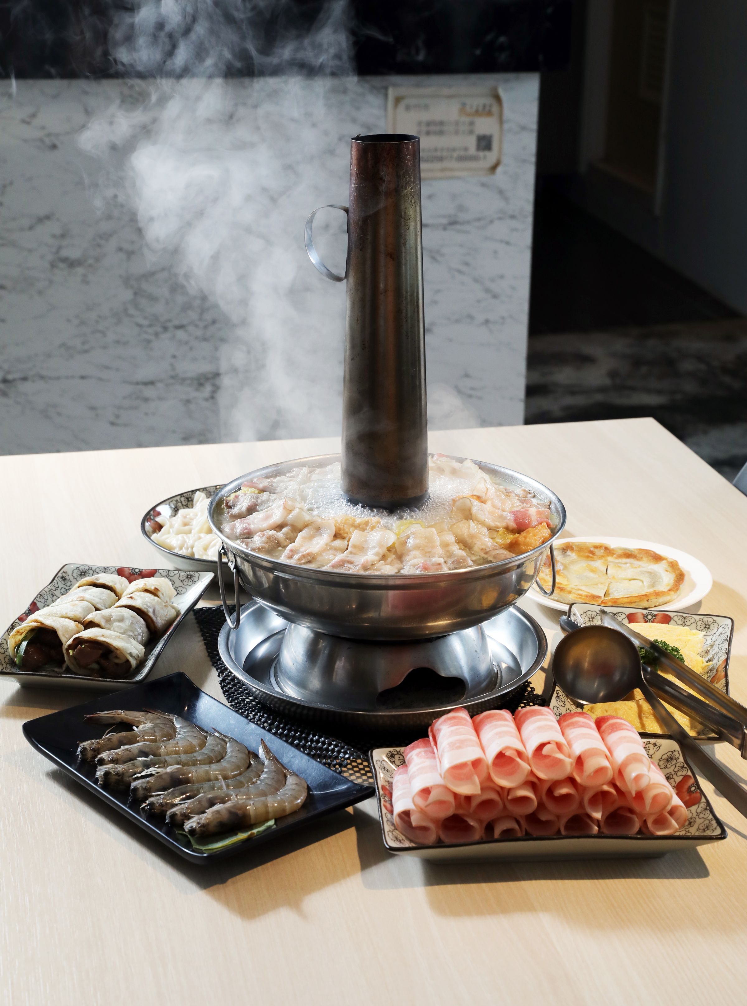 正宗東北酸白菜鍋放上五花肉、虎皮蛋餃，令人食指大動。
