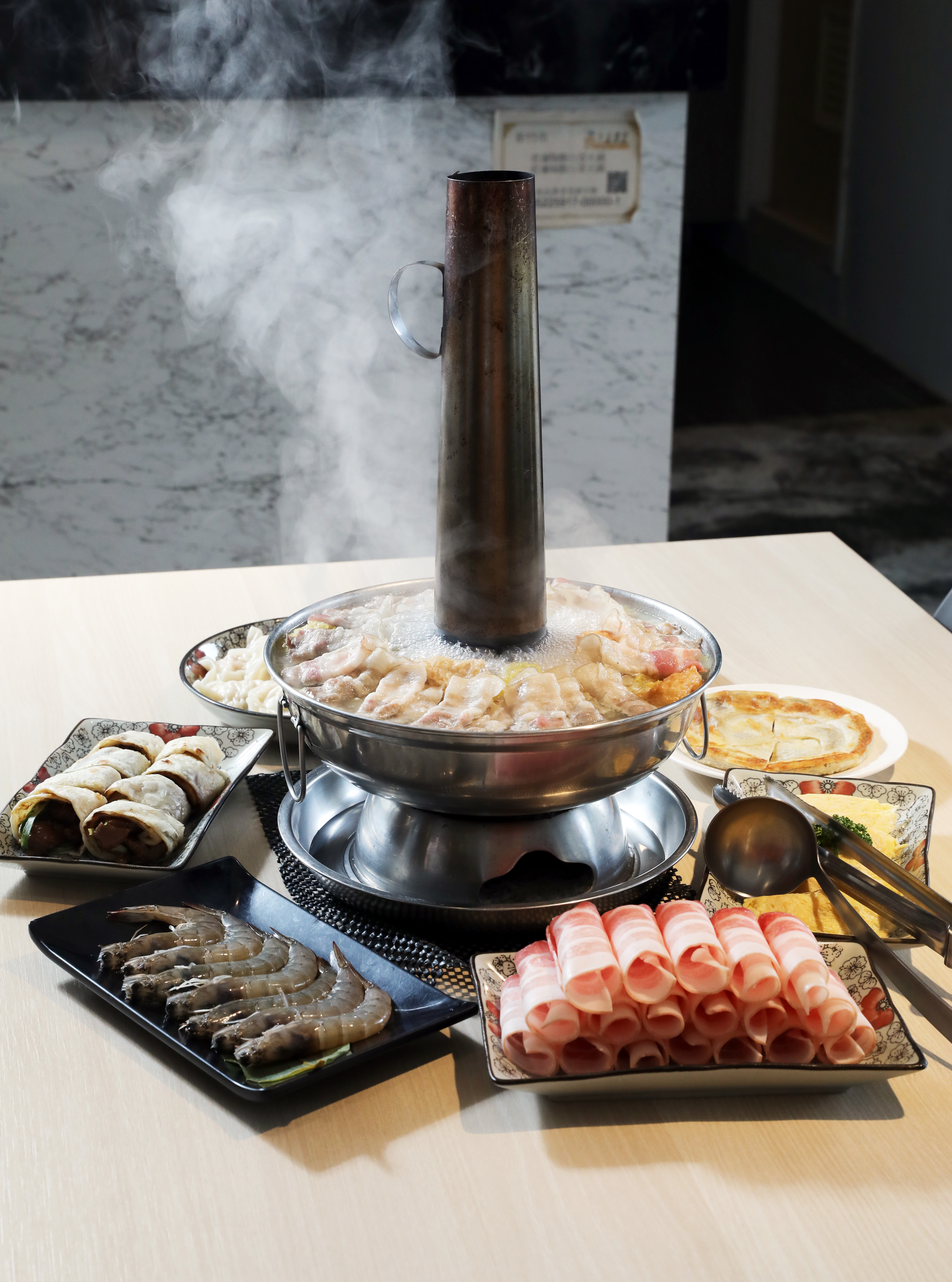 正宗東北酸白菜鍋放上五花肉、虎皮蛋餃，令人食指大動。