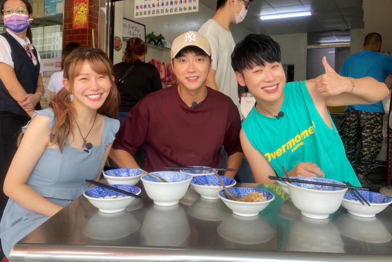 江宏傑（中）自曝壓力大胖了4公斤，認為低潮時靠吃東西很紓壓。（TVBS提供）