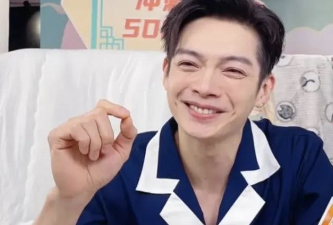 辰亦儒在直播銷售時突然哽咽。（翻攝微博）