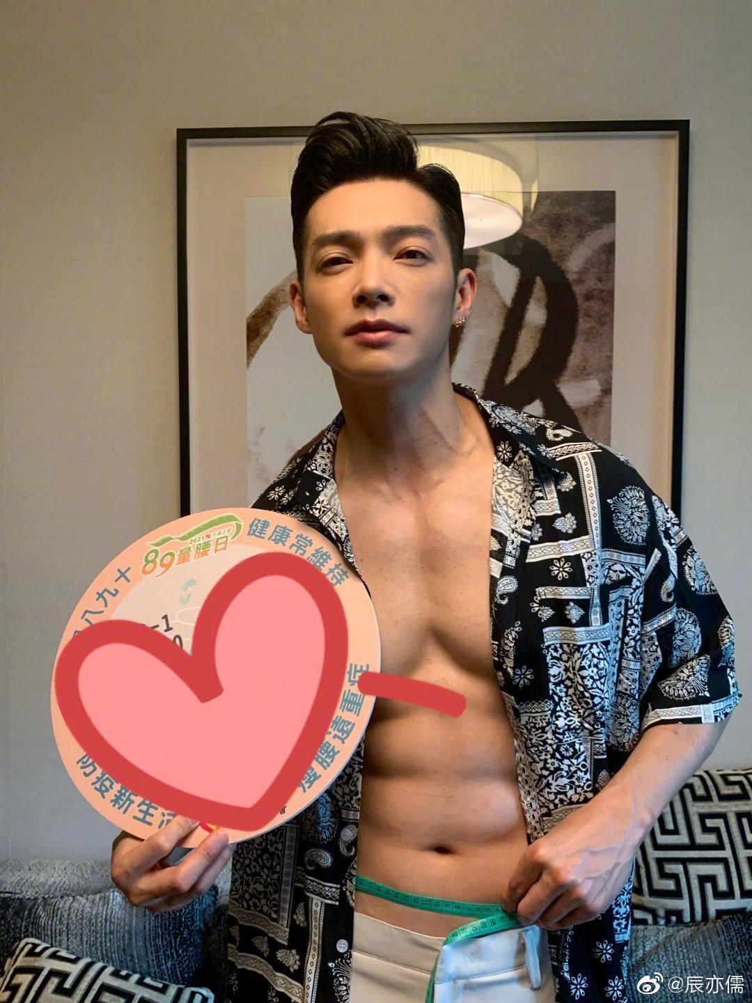 辰亦儒身材狀況維持得不錯,時常分享運動心得。(翻攝微博)