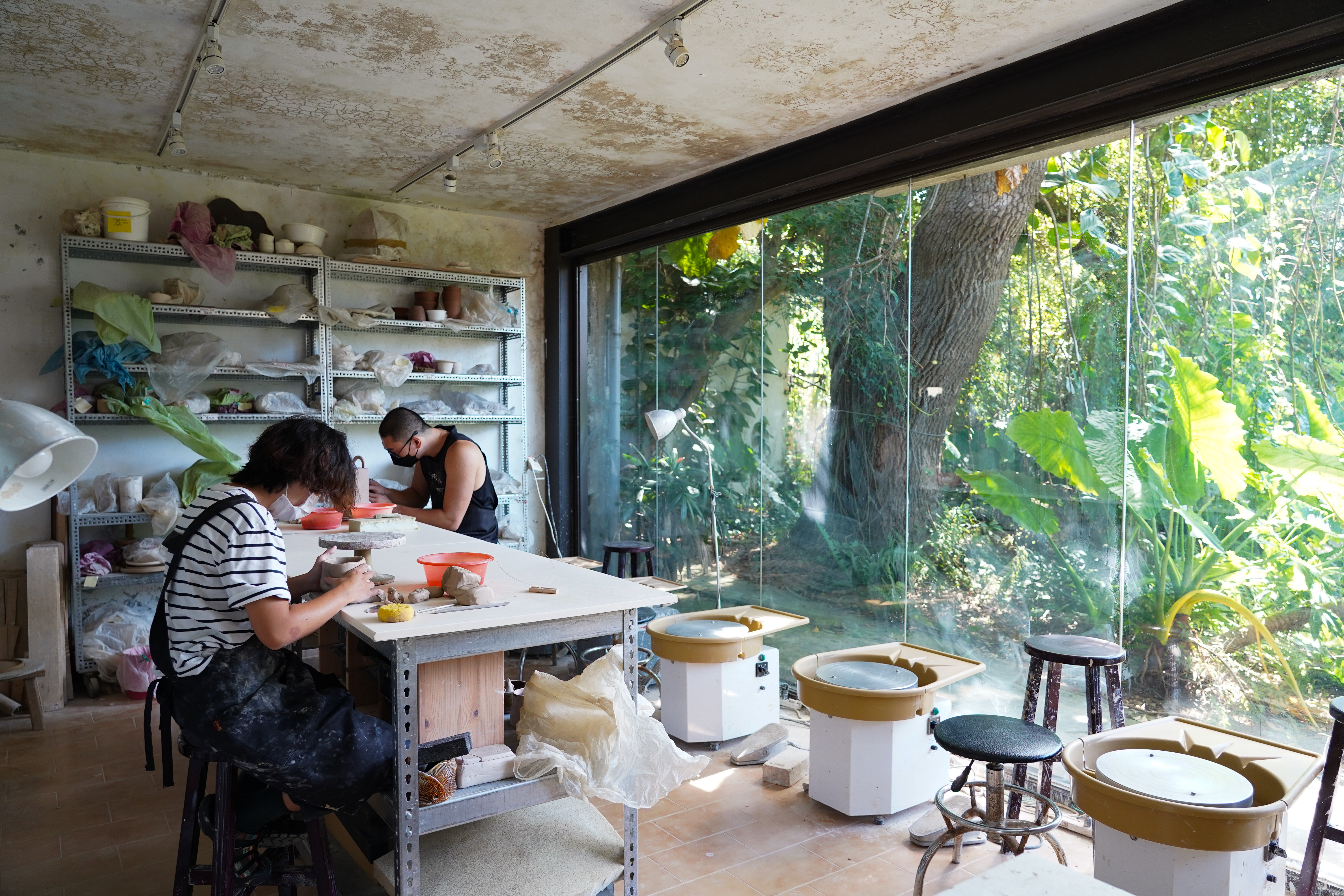 大面玻璃窗讓學員能在一片綠意中捏陶， 累了還能放下手邊工作欣賞窗外風景。