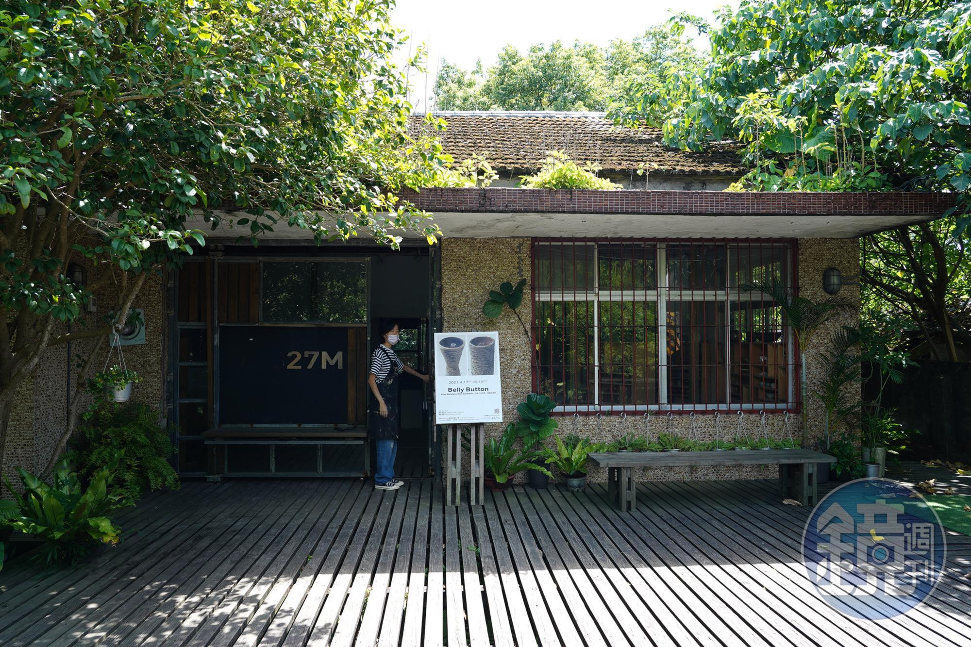 「URS27M」將廢棄的老房舍整修為展覽空間,定期辦陶藝展。