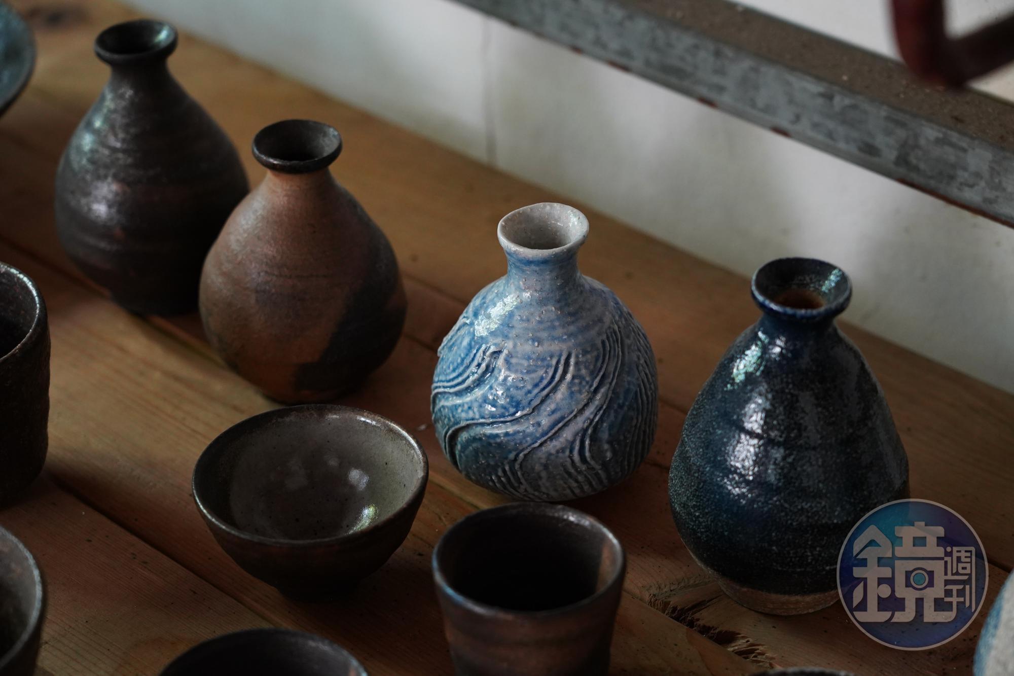 來自不同國家、不同燒窯技 法的作品,呈現出來的色澤及紋理有不同的美。