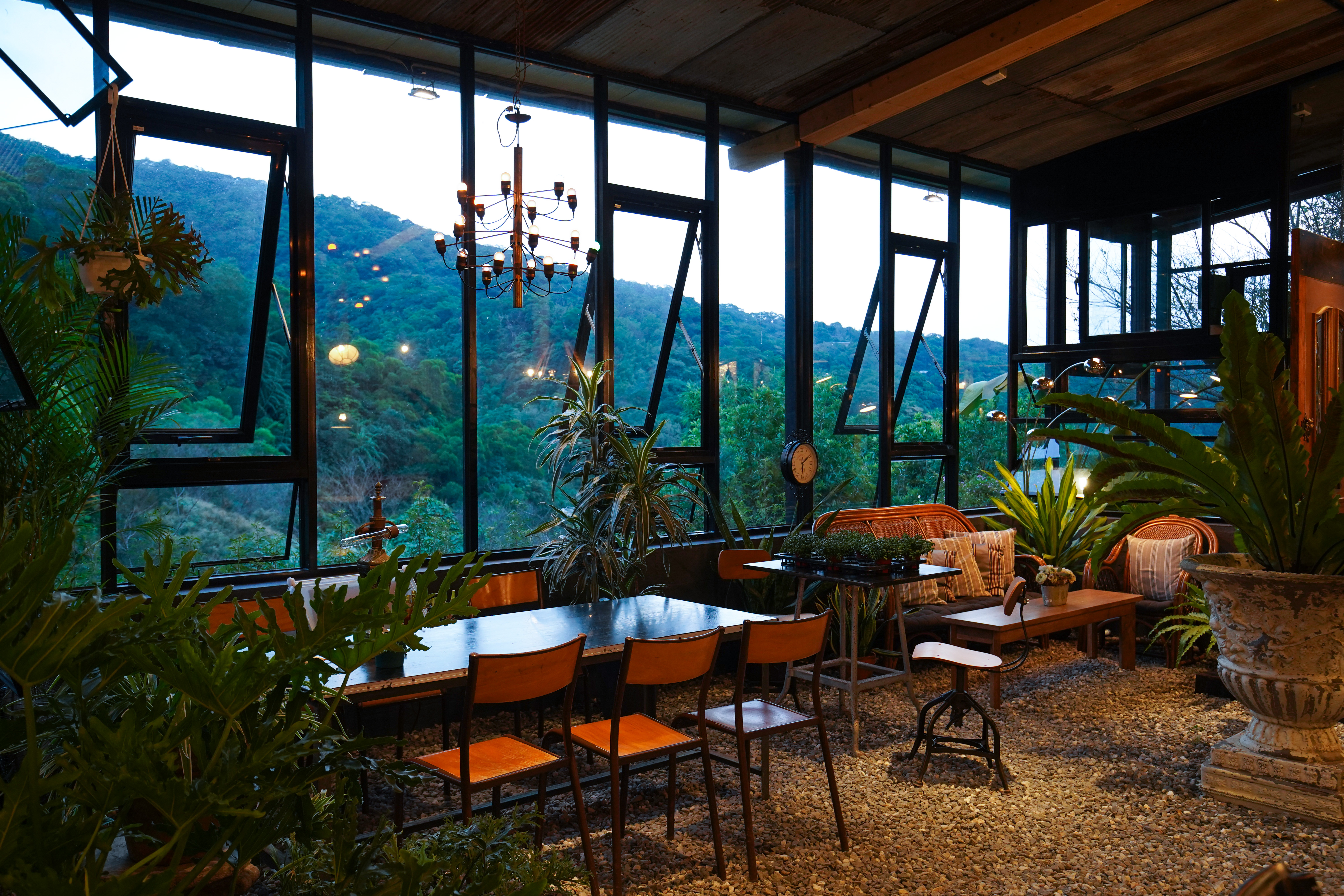 半開放式的空間設計，坐在室內也像置身山林。