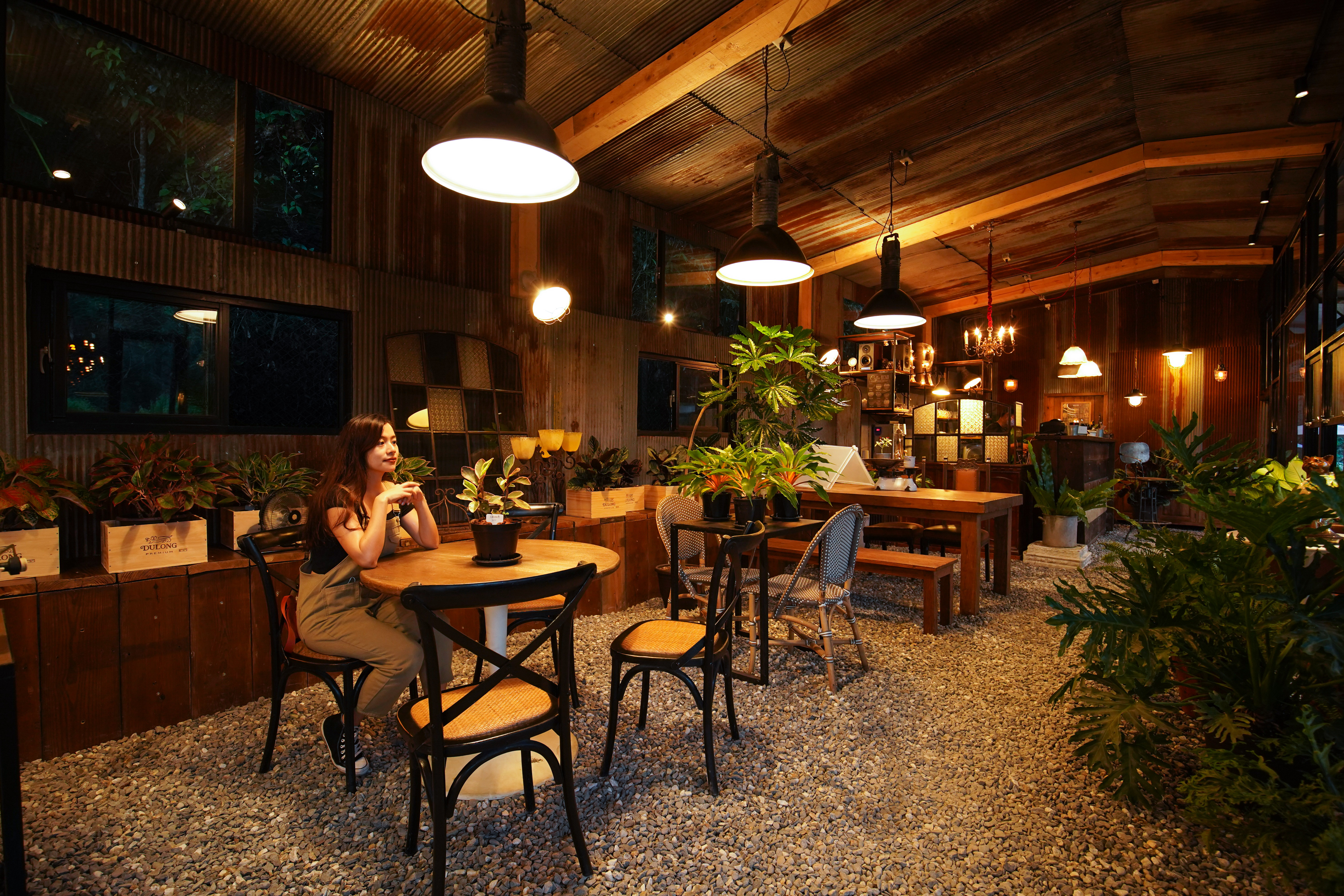 野人花園是一間結合咖啡與輕食的植物選物店，植栽都能買回家。