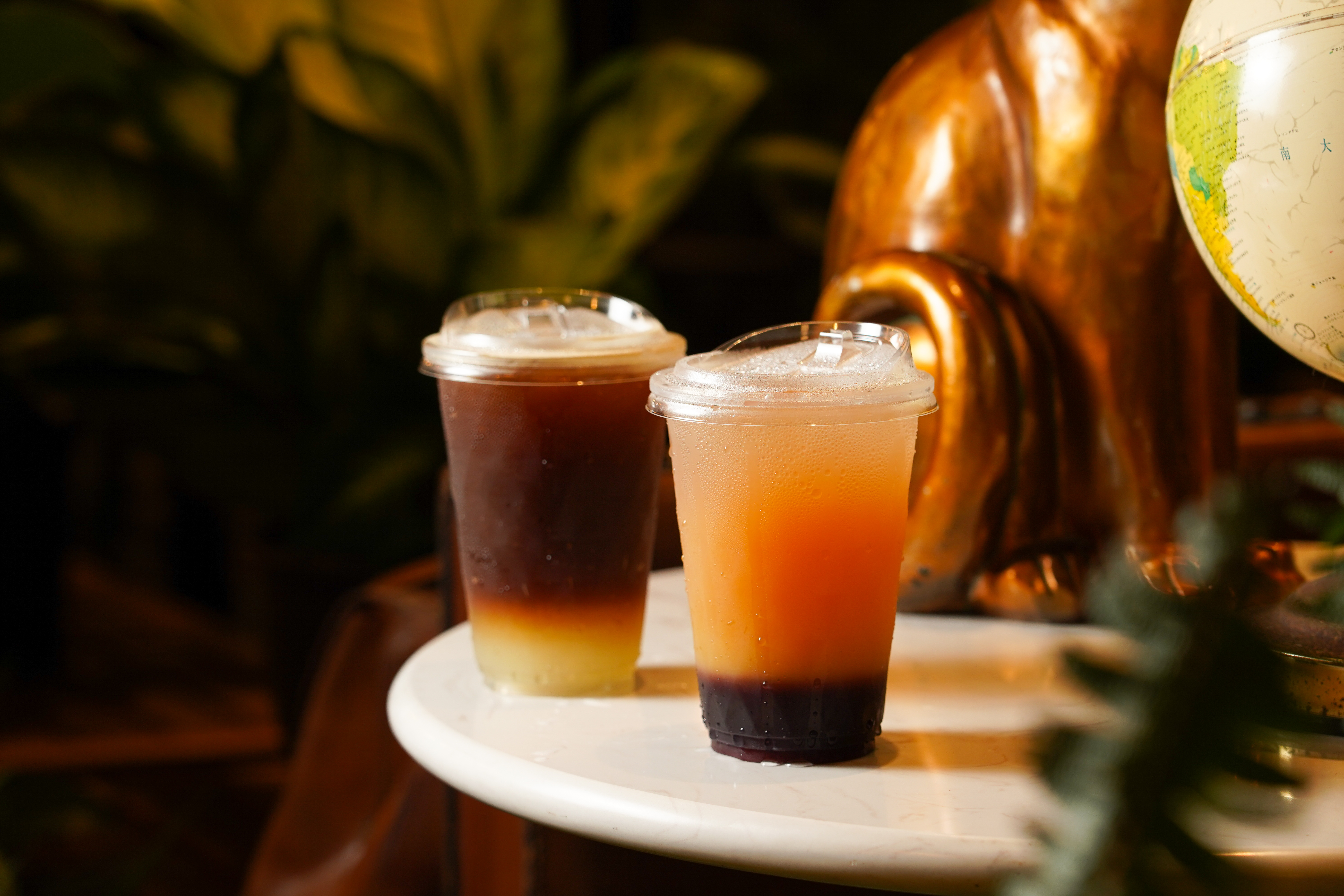 憑門票可兌換1杯「柳橙蔓越莓果醋」（右）或「冰西西里檸檬咖啡」（左）。