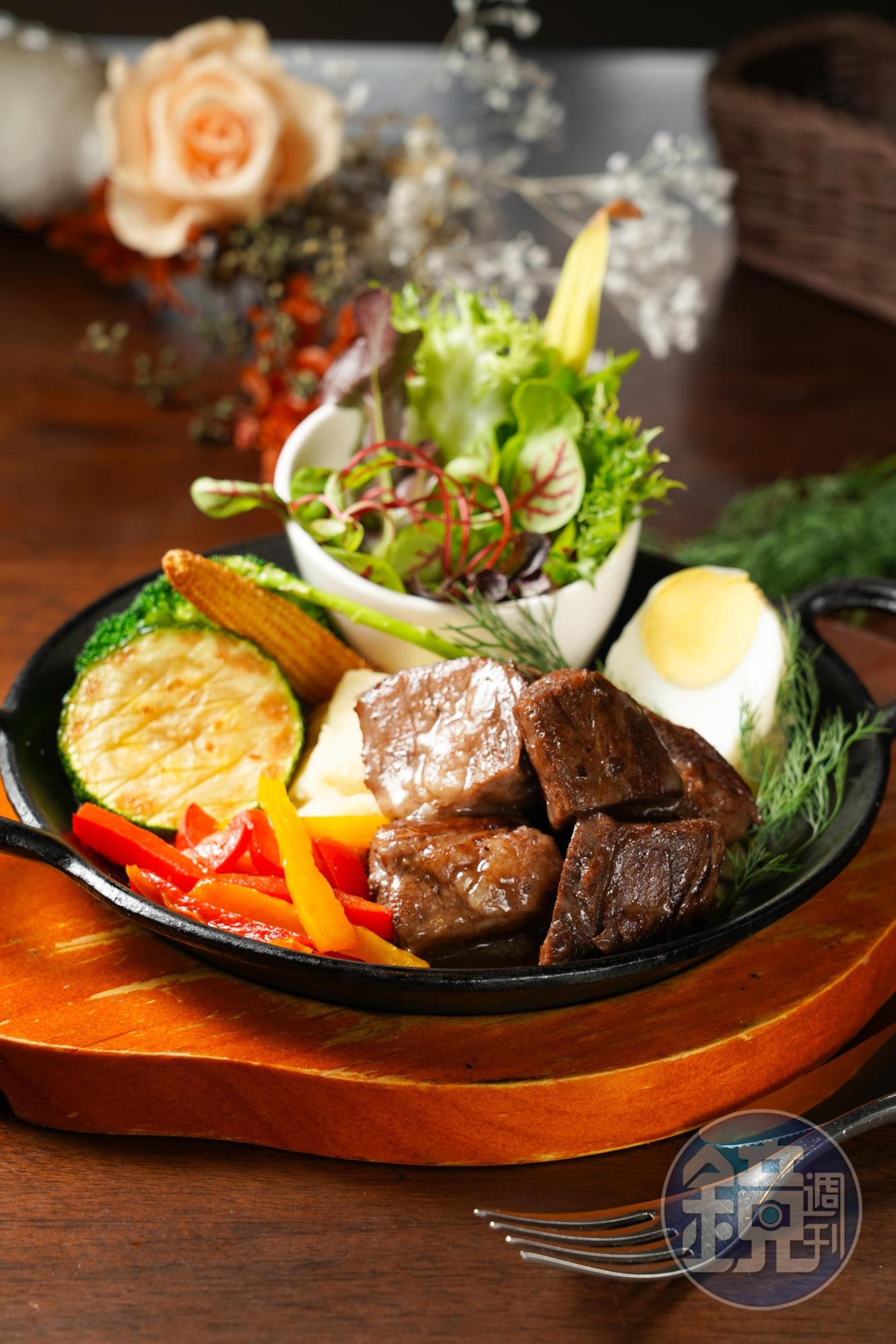 「普羅旺斯燉牛肉」的靈魂為杜松子，能去牛肉腥味，並讓醬汁更濃郁。（480元／份）