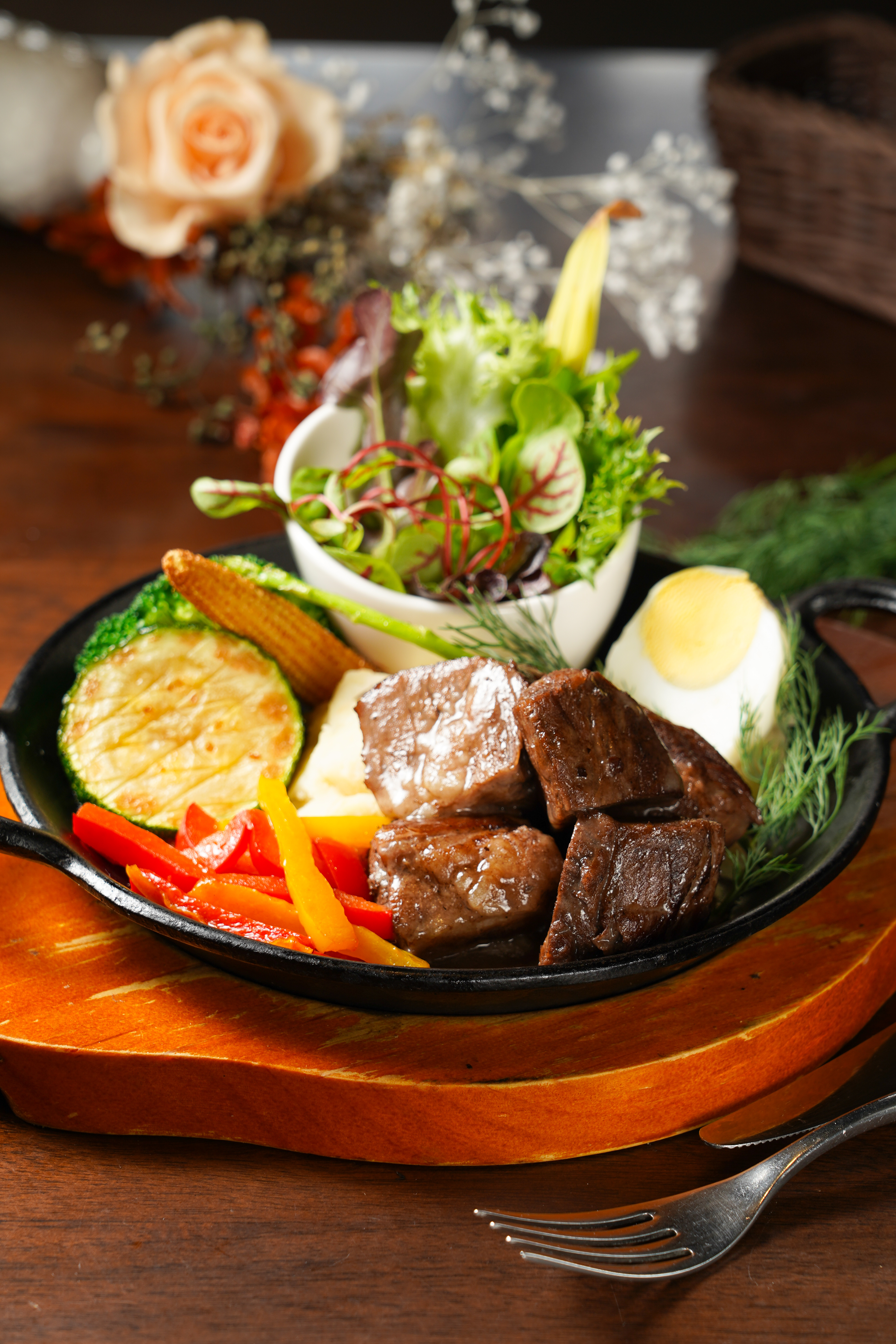 「普羅旺斯燉牛肉」的靈魂為杜松子，能去牛肉腥味，並讓醬汁更濃郁。（480元／份）