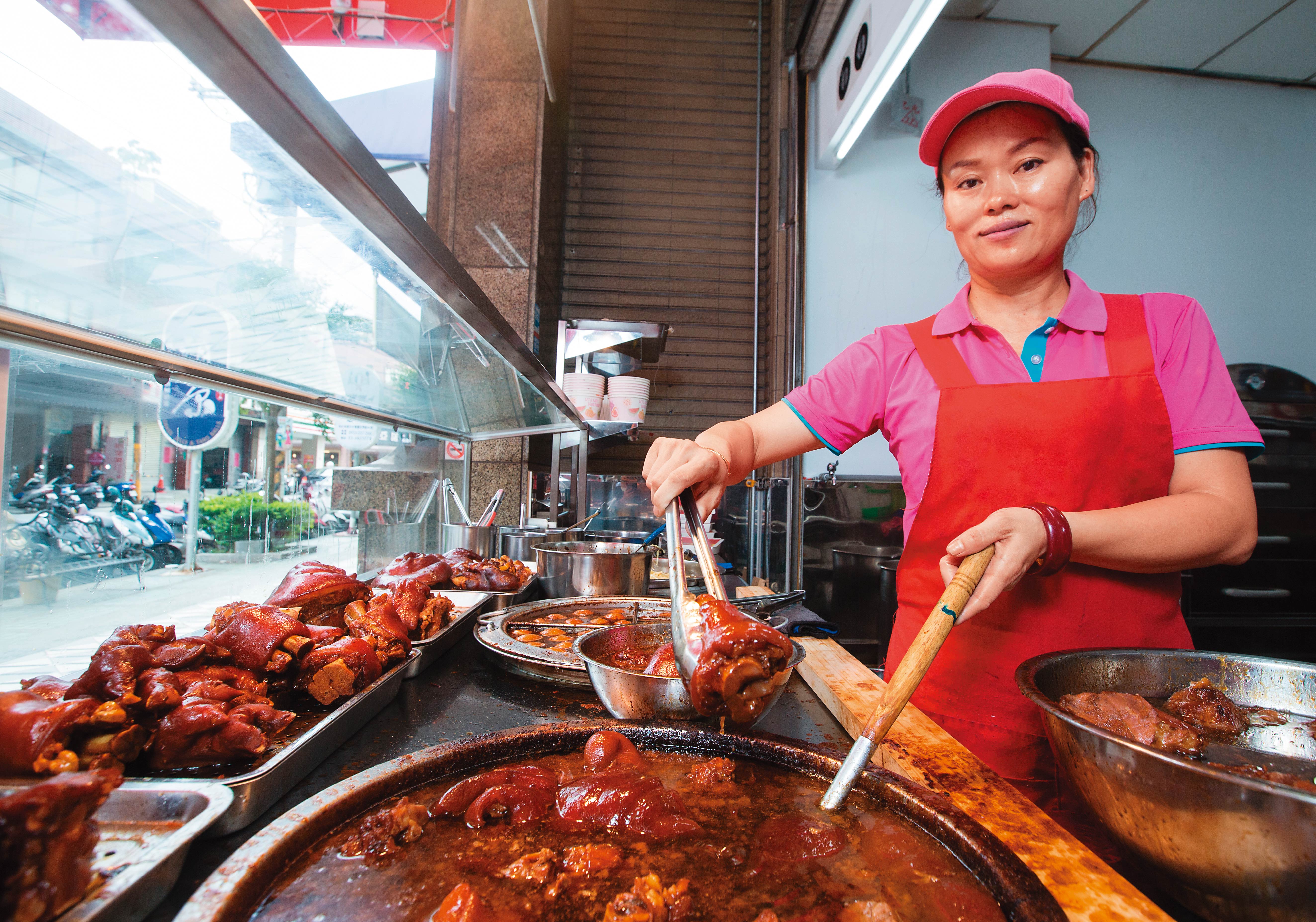 陸配萬碧霞早年在市場擺攤賣批發豬腳，8年前自立門戶創「萬兆香萬家老街豬腳」，在北部有3間門市。
