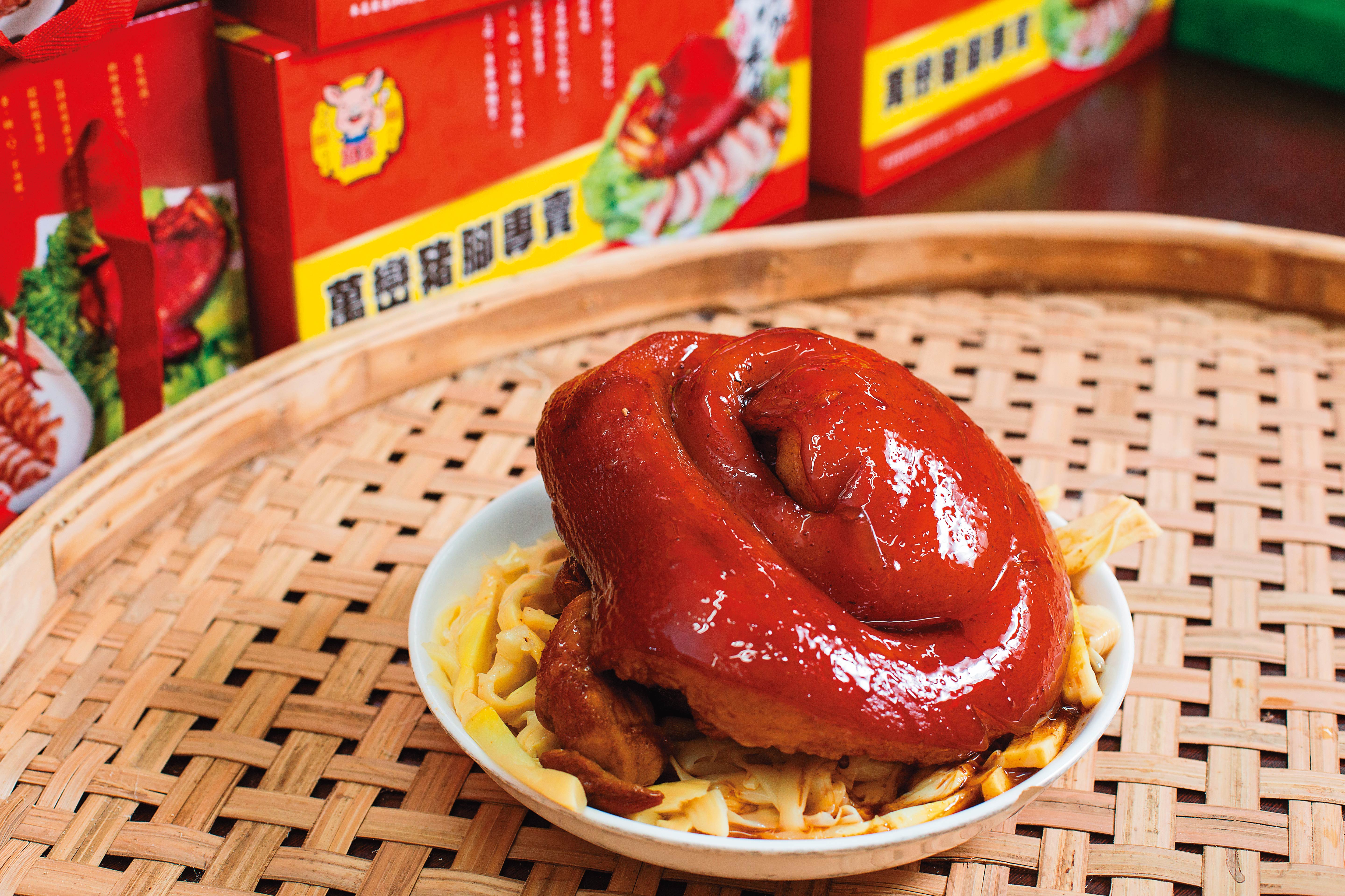 因應台灣人有拜拜需求，萬碧霞也會滷製紅燒蹄膀。（390元／700克）