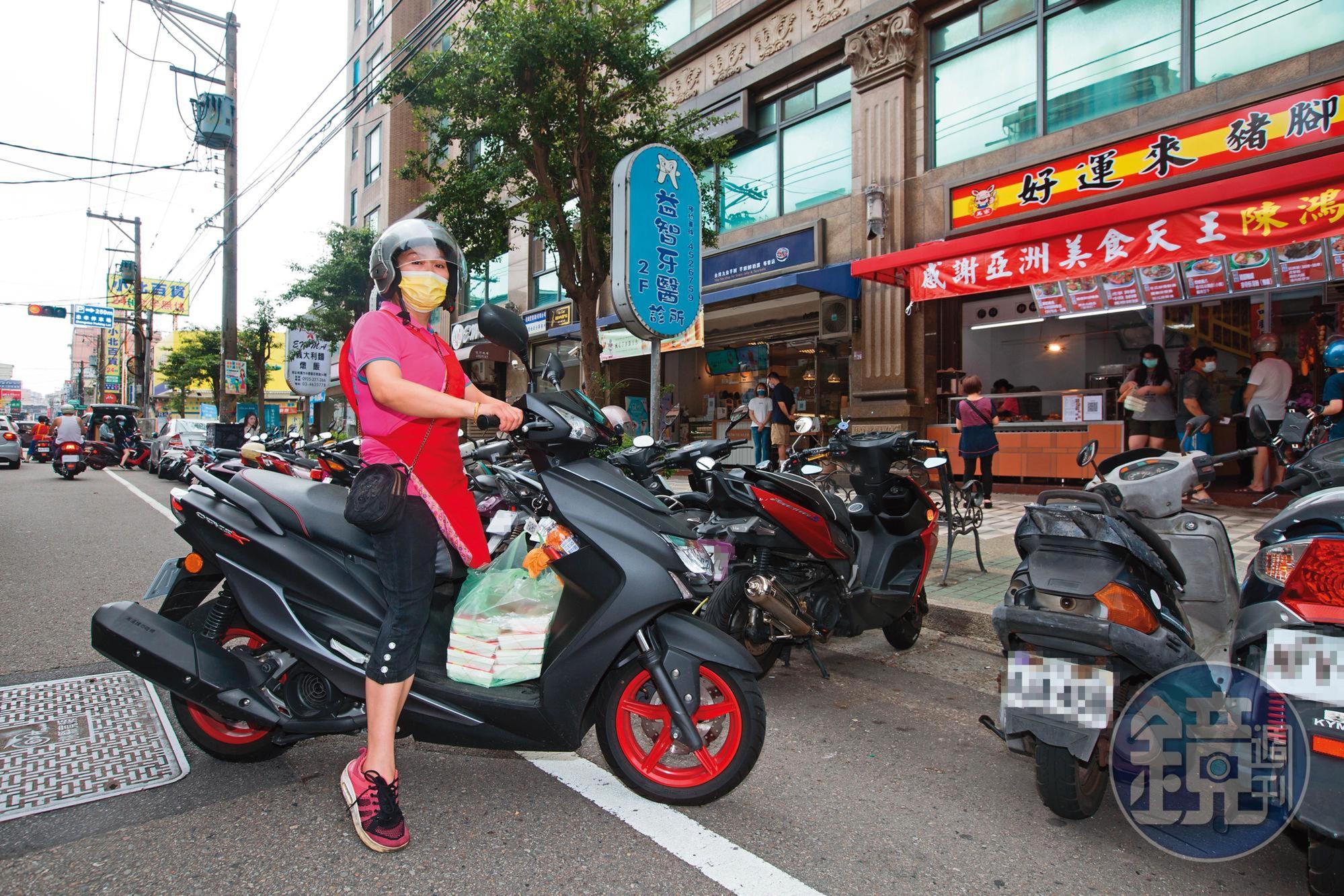 萬碧霞凡事親力親為,中午尖峰時間,她還會騎摩托車幫忙送便當。