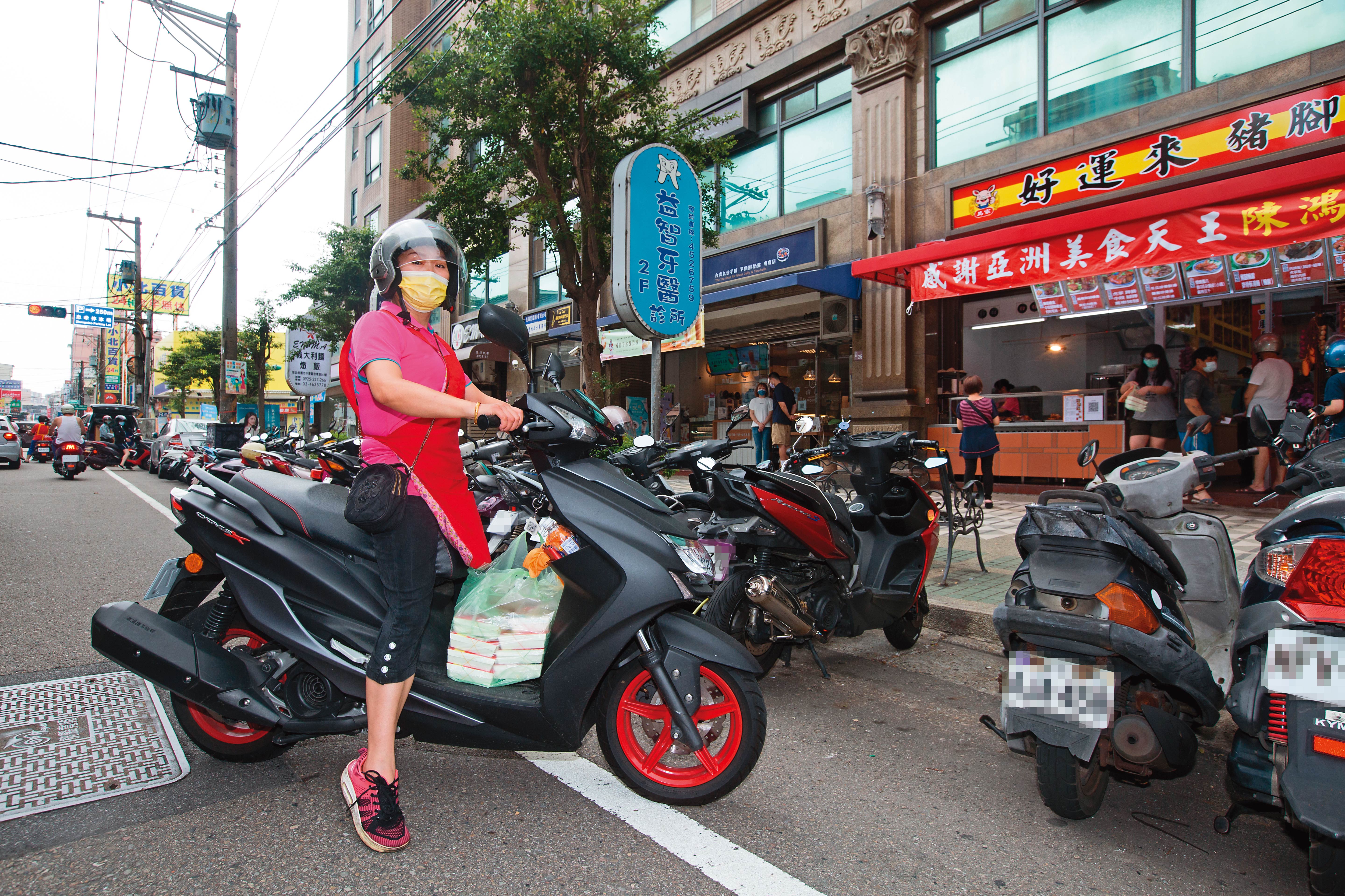 萬碧霞凡事親力親為，中午尖峰時間，她還會騎摩托車幫忙送便當。