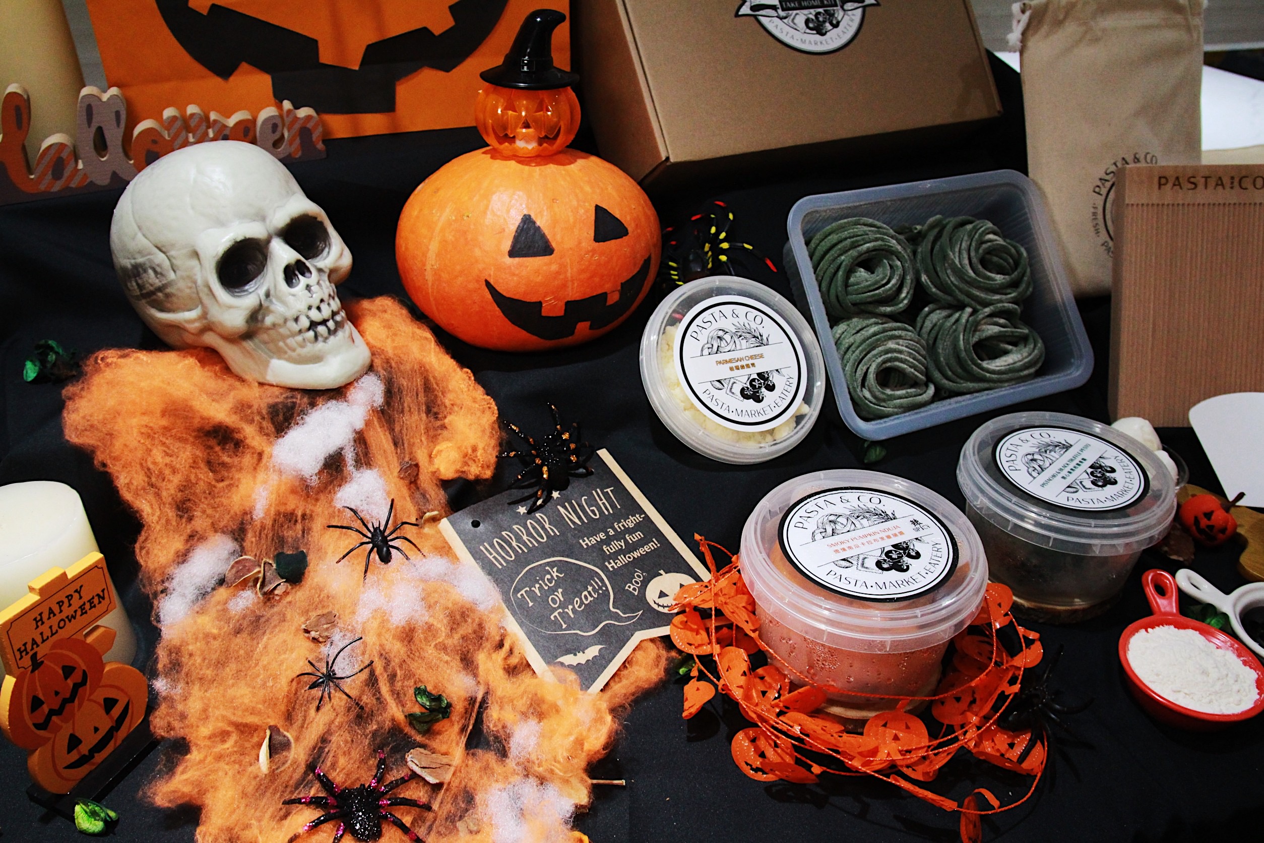 「萬聖節手工義大利麵DIY禮盒」包裝精緻且充滿節慶氣氛，連木製麵疙瘩板、兩款起司以及黑橄欖、及義大利麵粉都替你準備齊全。