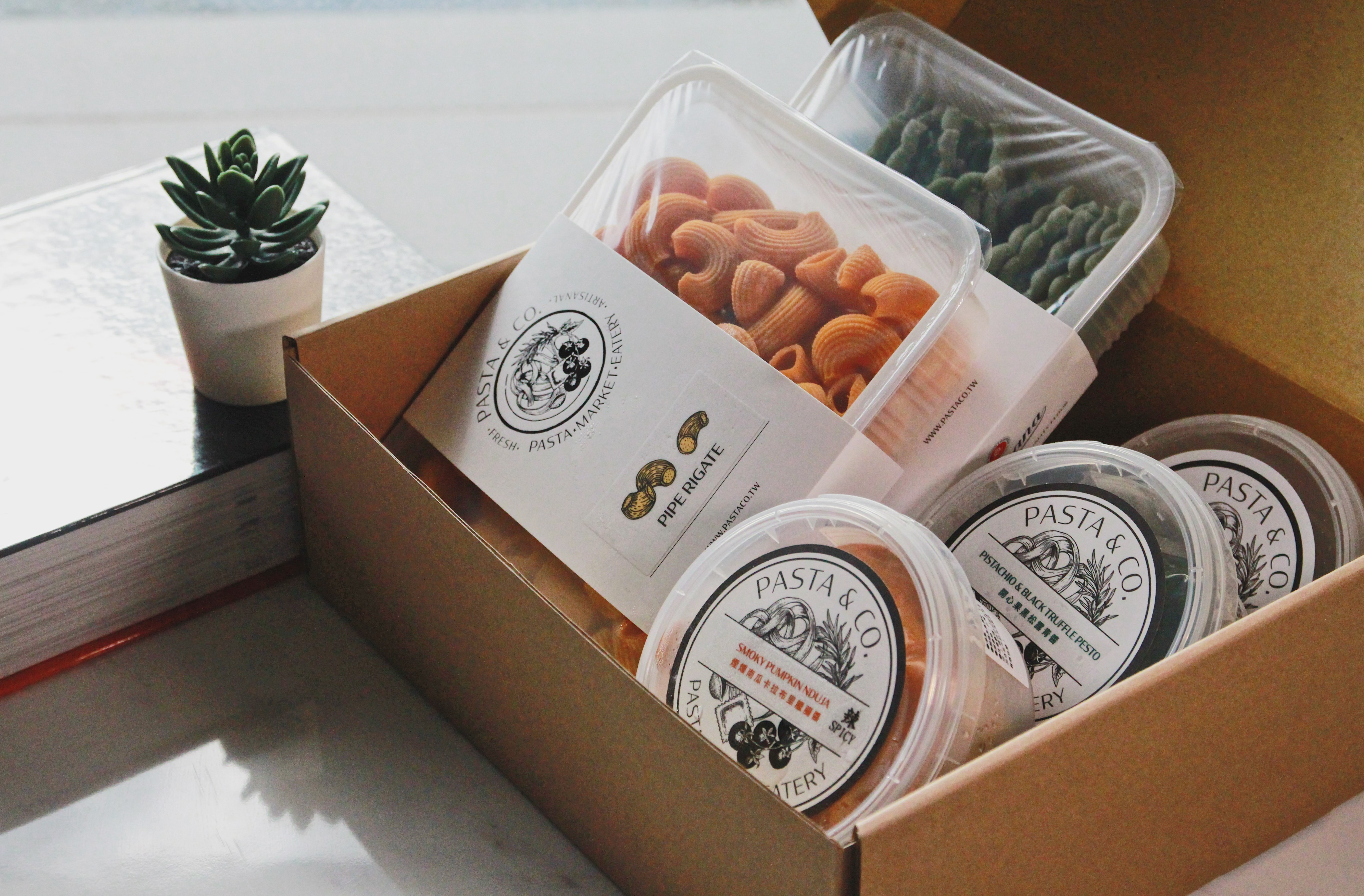 萬聖節手工義大利麵DIY禮盒極具質感，堪稱義大利麵界精品。（1,980元／8人份）