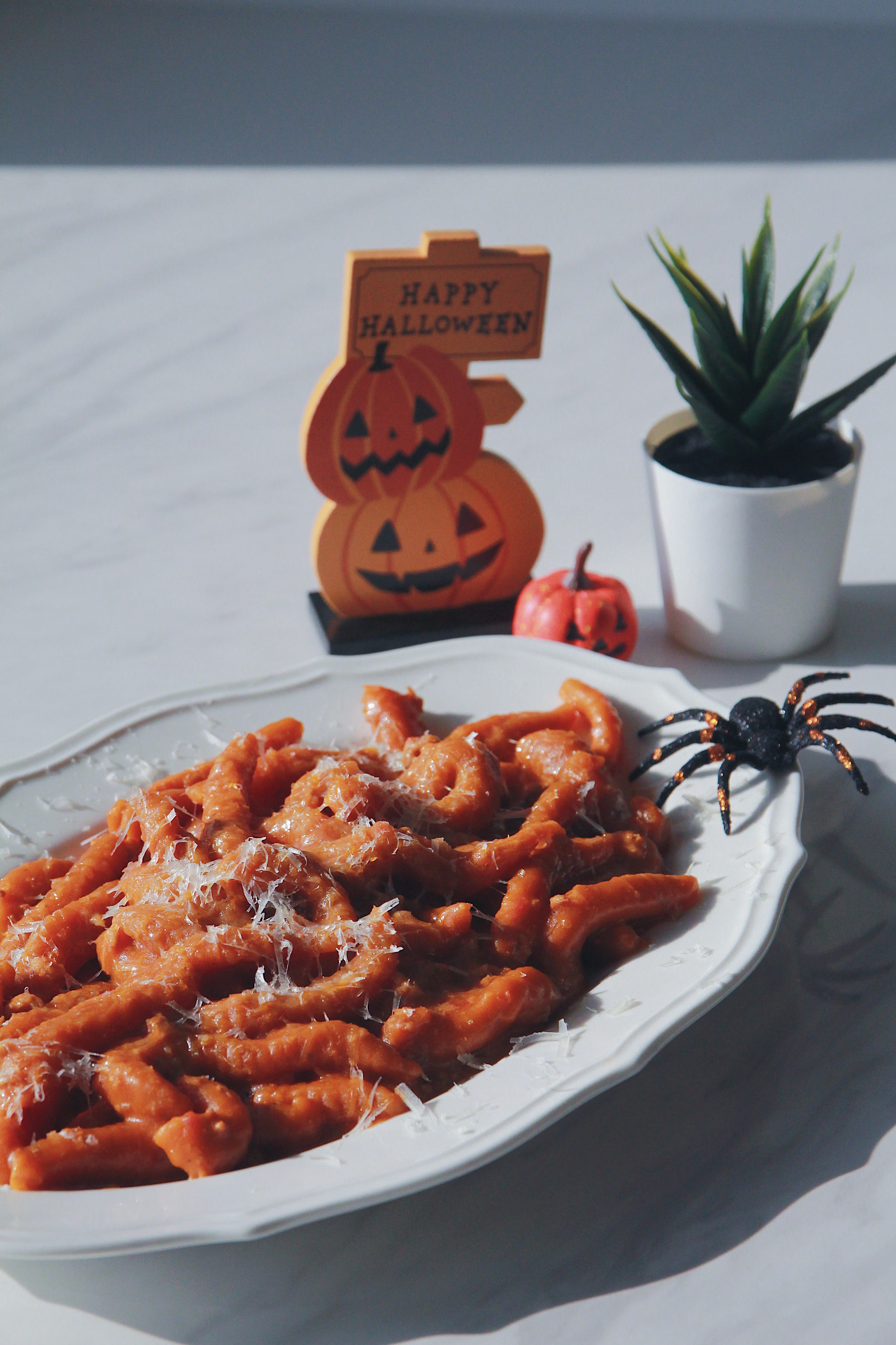 枸杞毛毛蟲麵疙瘩搭配煙燻南瓜卡拉布里臘腸醬，撒上帕馬森起司粉，麵疙瘩沾附燻香微辣醬汁好夠味。