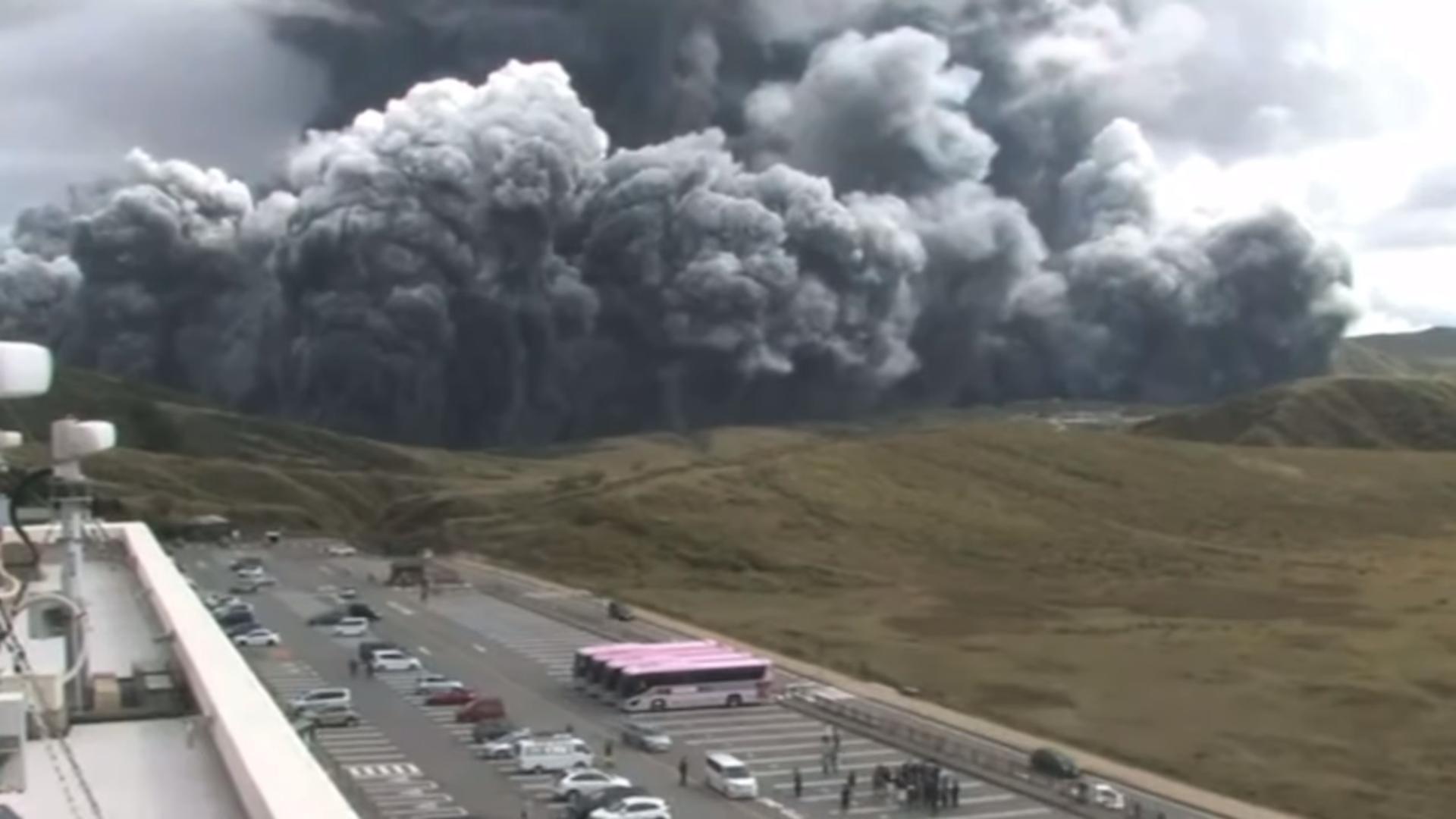 阿蘇火山爆發時，附近有不少人車。（翻攝自Shin Bump YouTube）