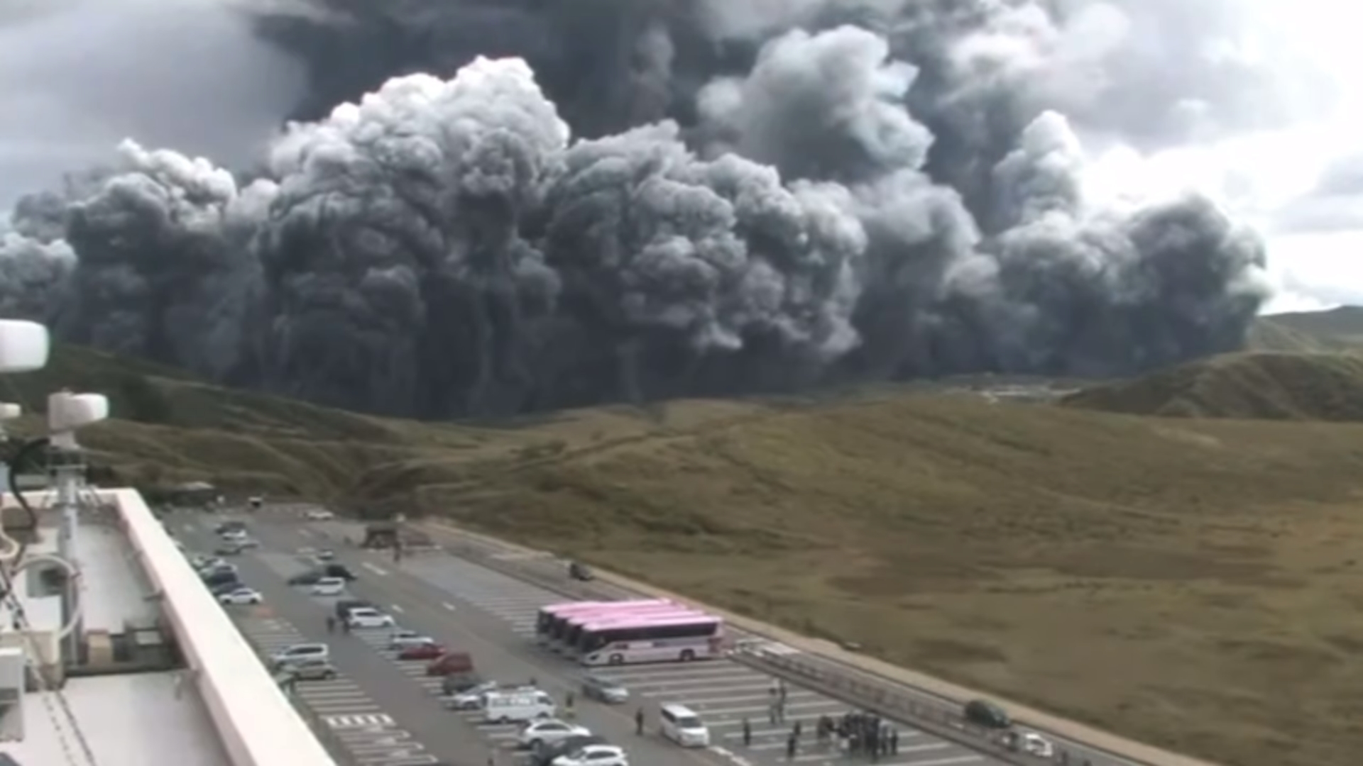 阿蘇火山爆發時，附近有不少人車。（翻攝自Shin Bump YouTube）