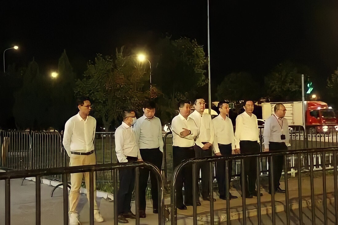公司高層事後被罰站在戶外，感受基層空服員的不便。（翻攝微博）