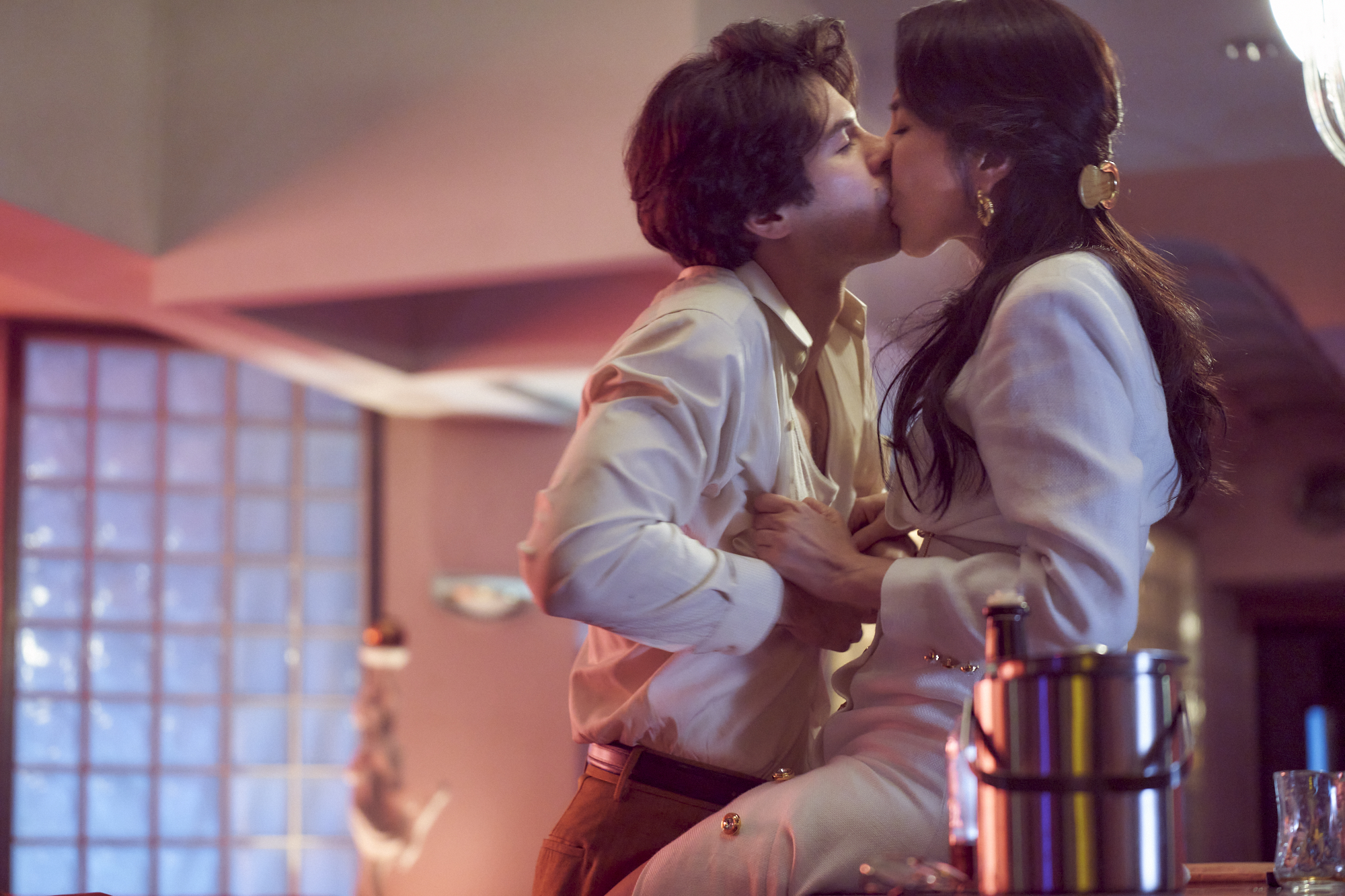 《華燈初上》劇中楊謹華（右）、鳳小岳（左）有火熱激情戲。（Netflix、百聿數碼提供）