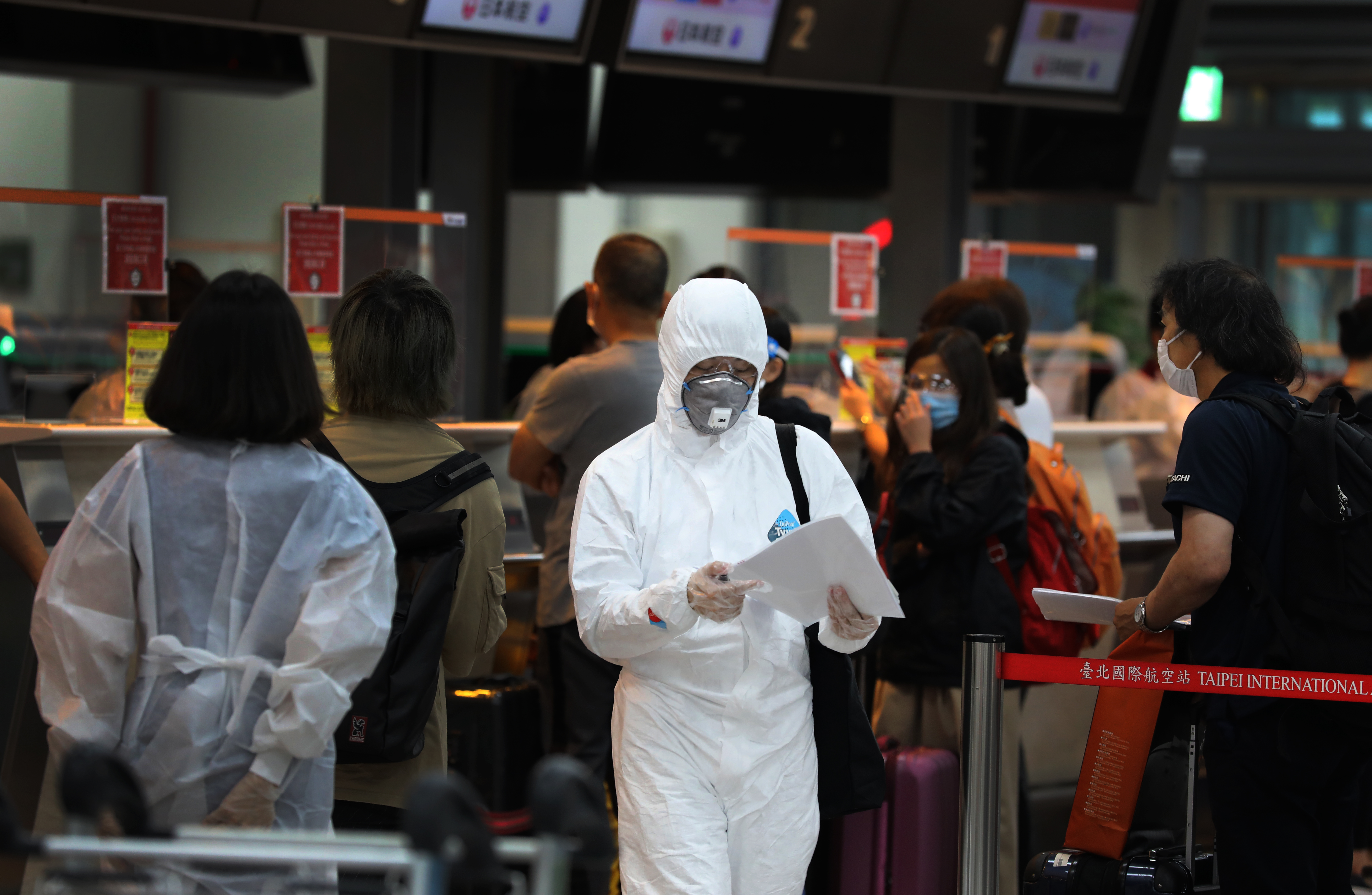 出國返台需進行14天的隔離，不少民眾期盼邊境鬆綁管制，前台大醫就推測最快時間點。（本刊資料照）