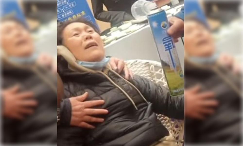 大媽不買東西遭導遊羞辱,氣到全身抽搐差點沒命。(翻攝YouTube)