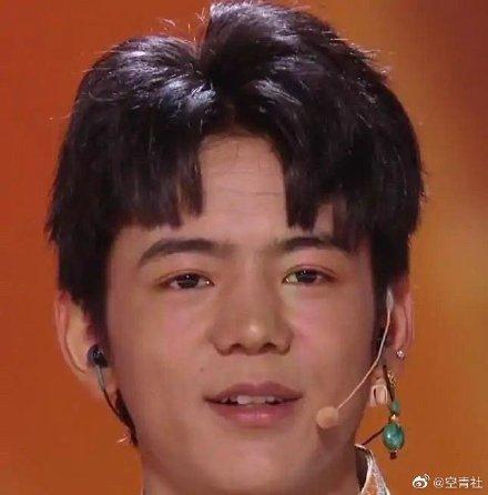 網友貼出丁真出席活動的截圖，覺得他發福了。（翻攝自微博）