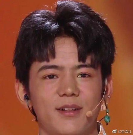 網友貼出丁真出席活動的截圖，覺得他發福了。（翻攝自微博）
