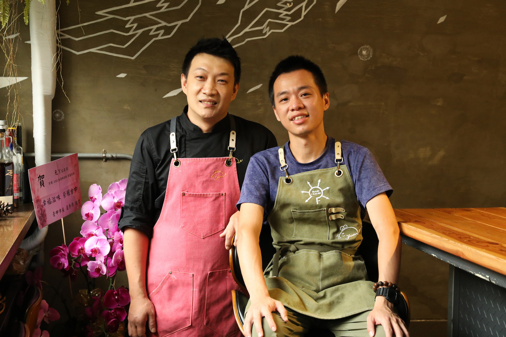 元YUAN創辦人蕭淳元（右）找來有台菜背景的主廚謝頤霖（左）加入，發想更多創意。