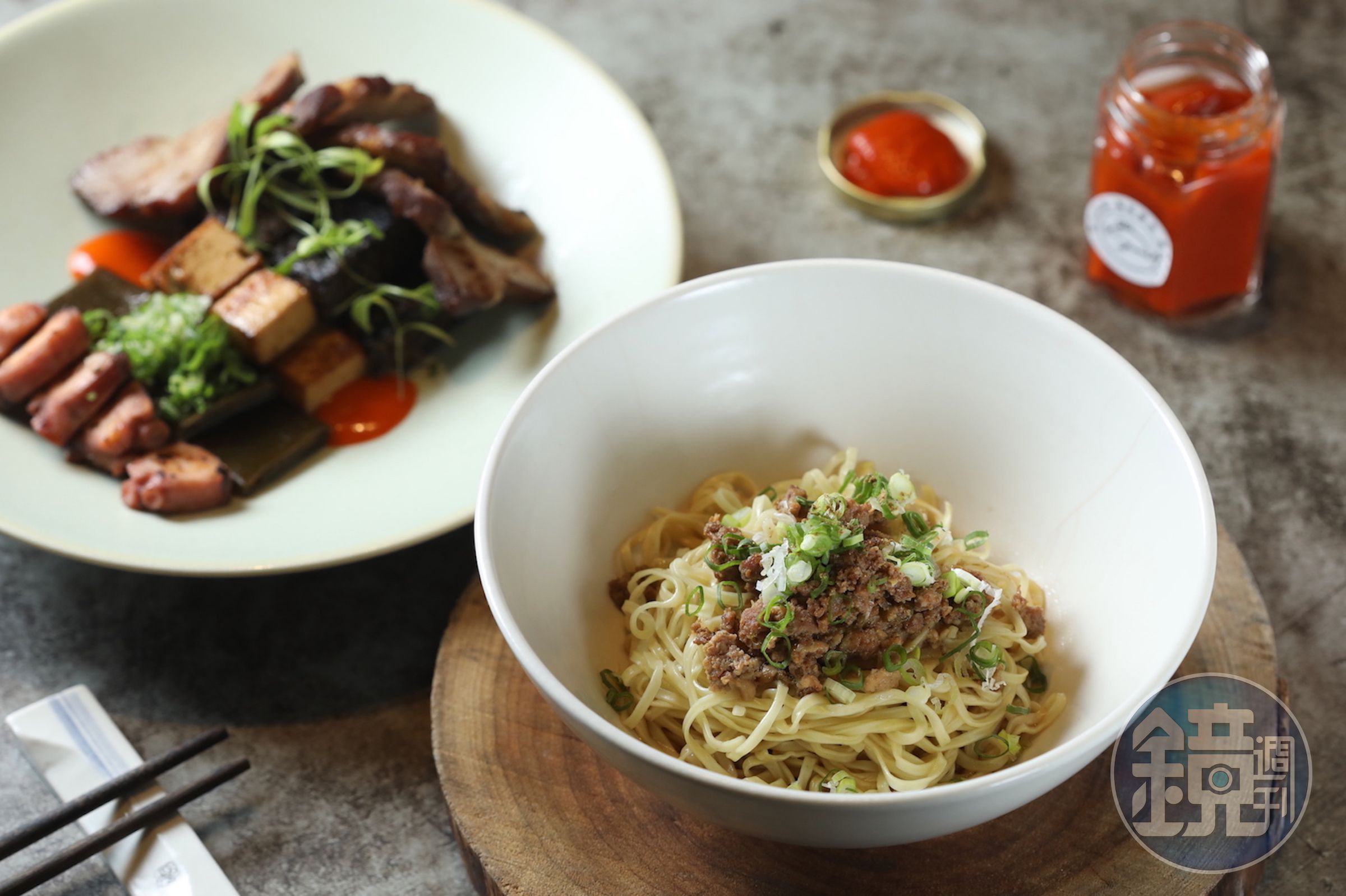 「阿元意麵」（右，750元／組、10入）嚴選南投意麵與台灣黑豬肉臊，配上「阿元黑白切」（左，800元／組,含自製辣椒醬1罐），就是蕭淳元記憶中的好味道。