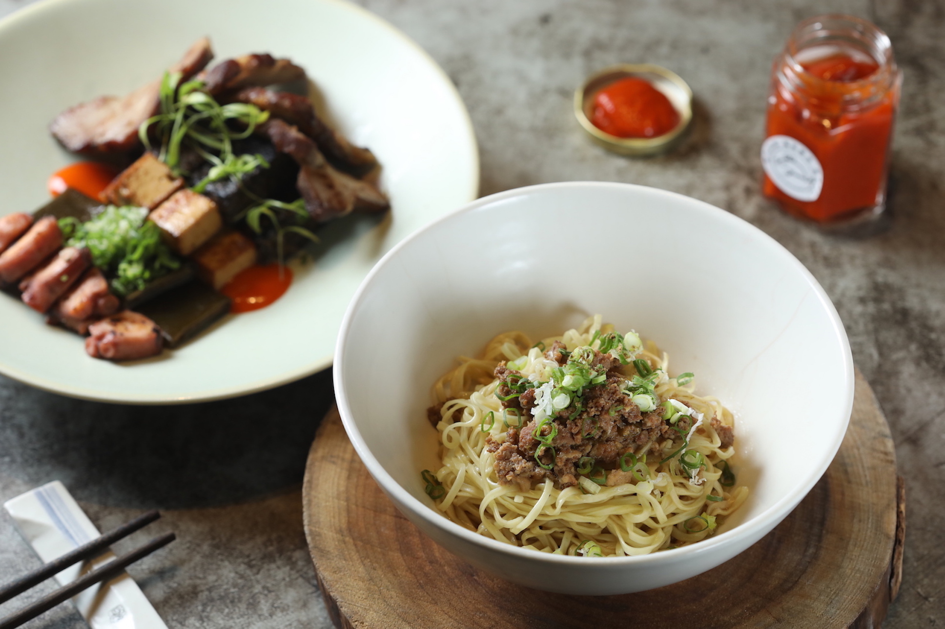 「阿元意麵」（右，750元／組、10入）嚴選南投意麵與台灣黑豬肉臊，配上「阿元黑白切」（左，800元／組,含自製辣椒醬1罐），就是蕭淳元記憶中的好味道。