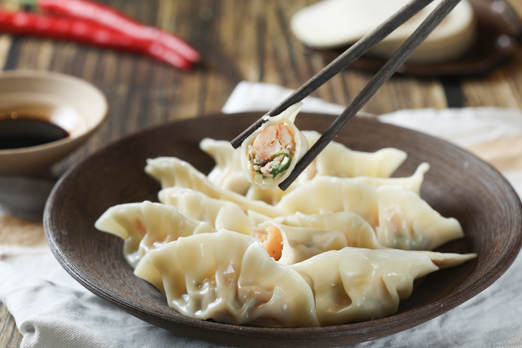 「阿元水餃」以黑豬絞肉與高山高麗菜搭配鮮蝦與東港櫻花蝦乾，Q勁外皮，內餡多汁。（480元／30顆、750元／50顆）