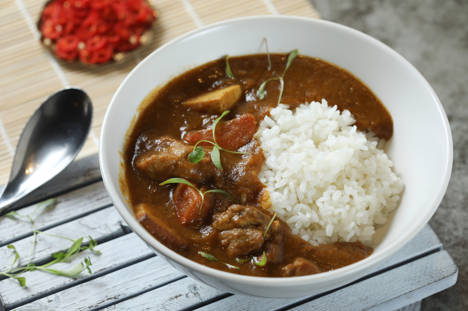 「阿元咖哩即食包」加入煙燻培根、豆干與自製咖哩粉, 香料風味特別明顯。(2,000元/組、10入) 