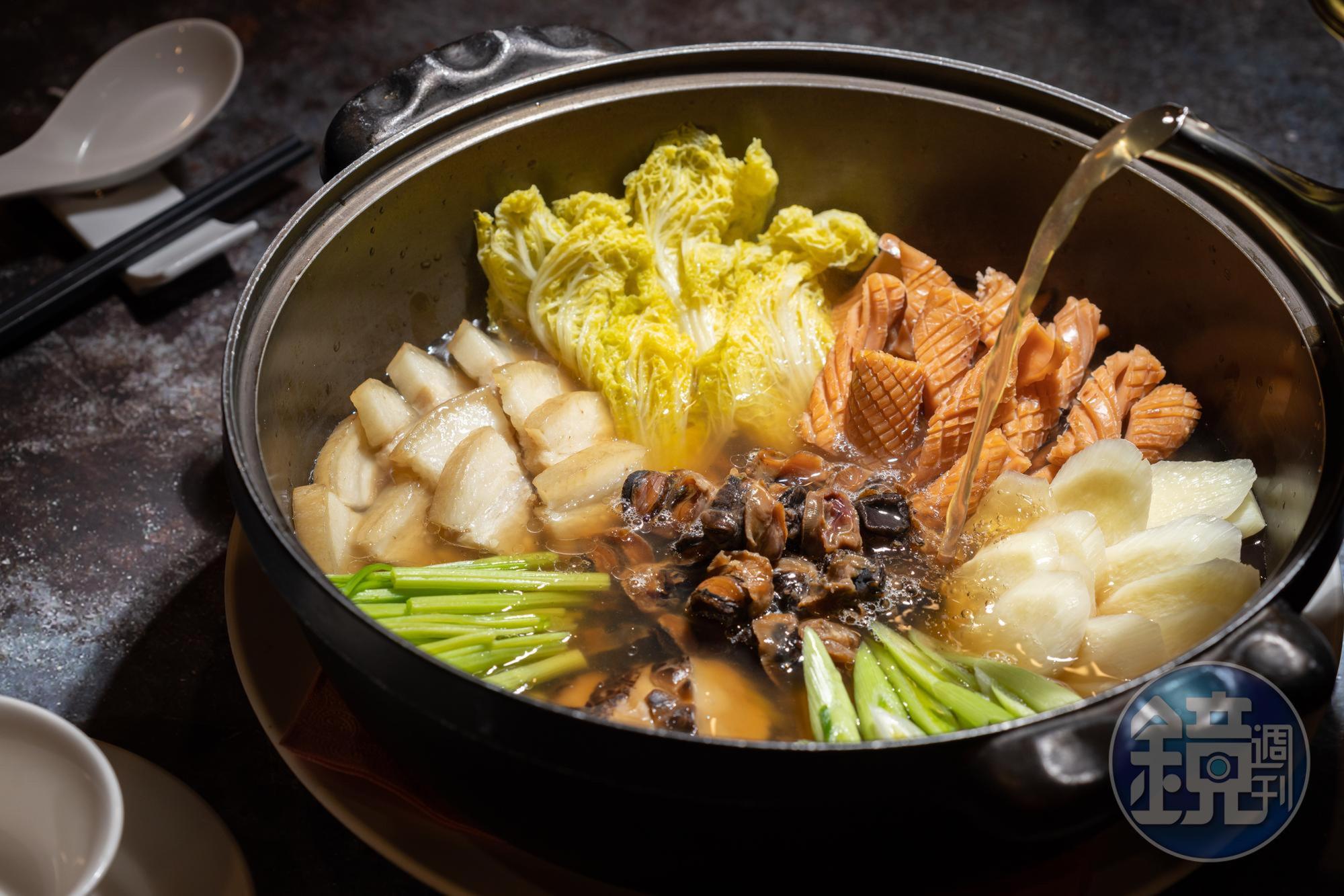 保留各樣食材口感與顏值的「魷魚螺肉蒜」，湯清不鹹，喝一口就暖脾胃。（1,280元／份）