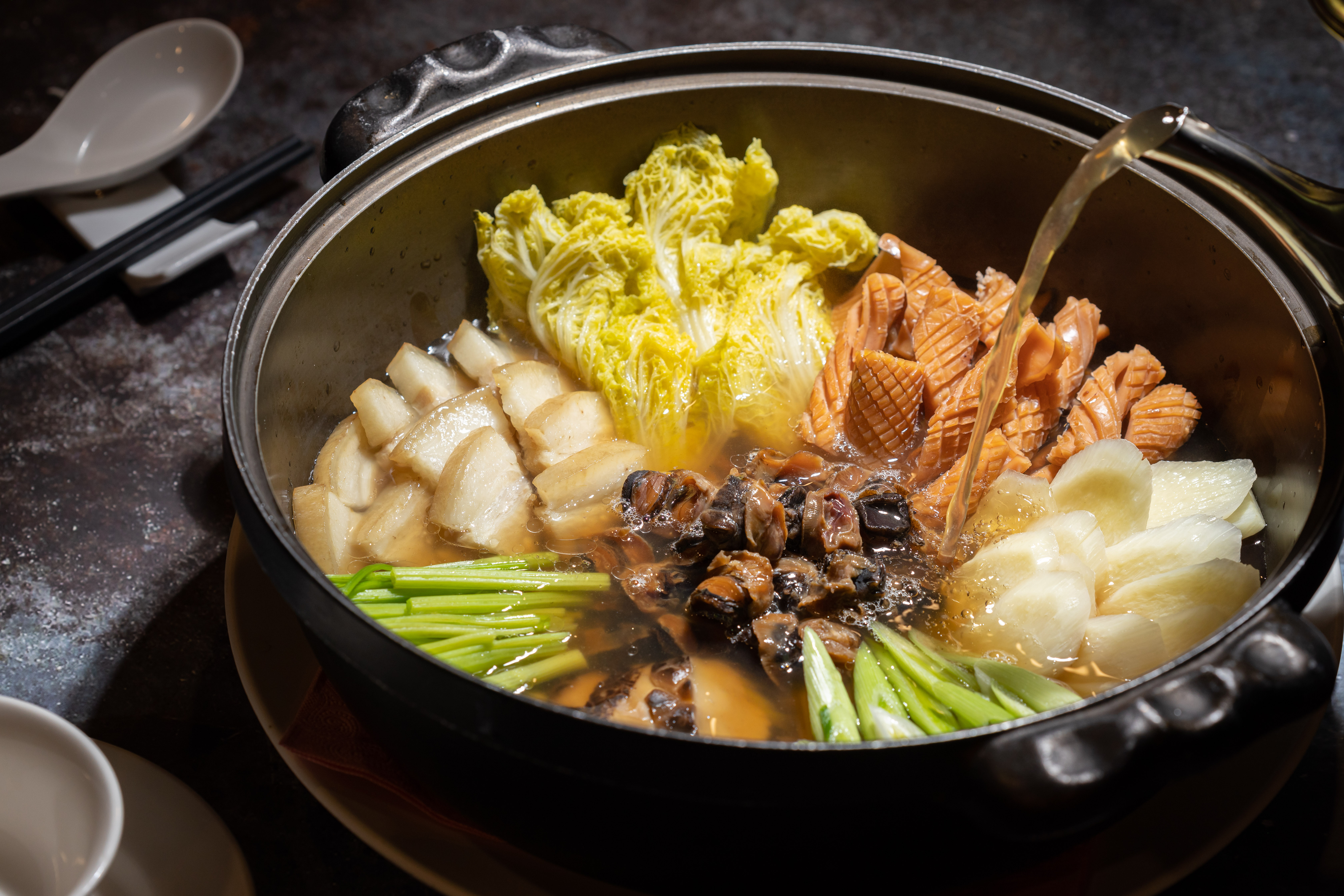 保留各樣食材口感與顏值的「魷魚螺肉蒜」，湯清不鹹，喝一口就暖脾胃。（1,280元／份）